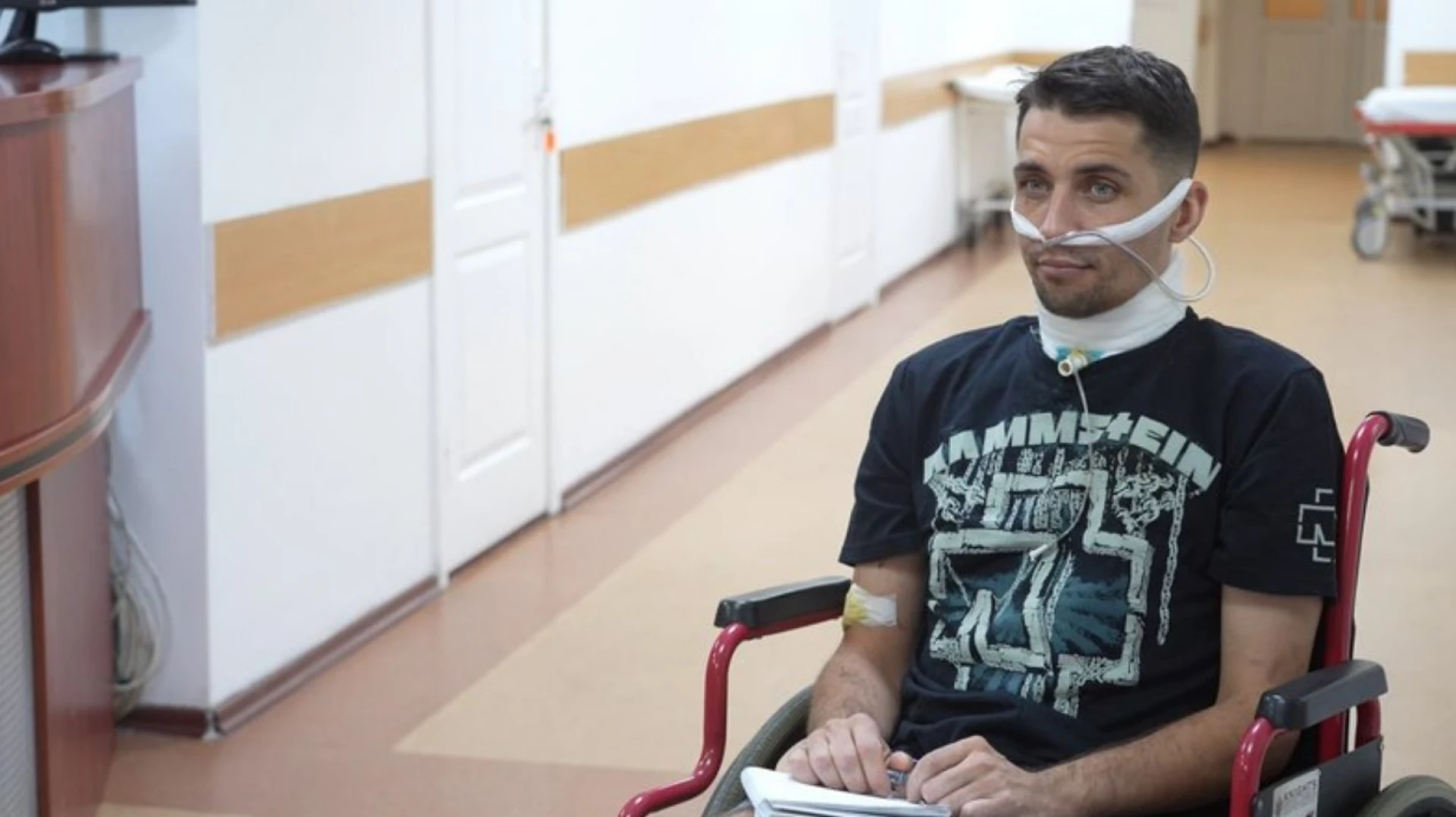 П’ять днів повз із перерізаним горлом до українських позицій – історія бійця, якого рятують у Дніпрі
