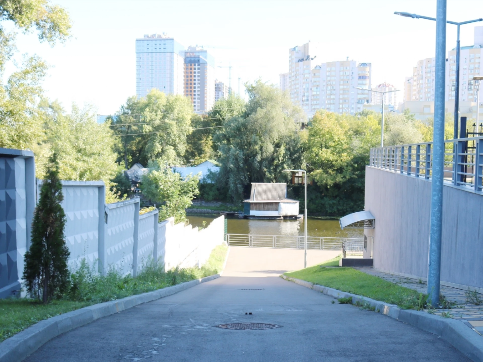 У Києві демонтували огорожу, що перешкоджала доступу до Дніпра