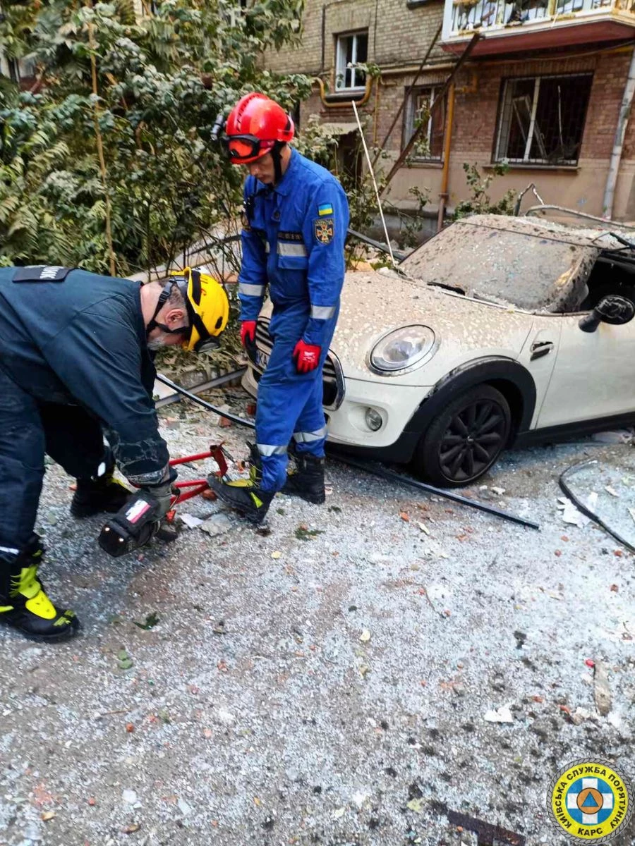 Комунальні служби ліквідовують наслідки нічної атаки на Київ