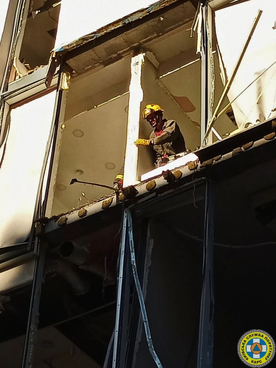 Комунальні служби ліквідовують наслідки нічної атаки на Київ