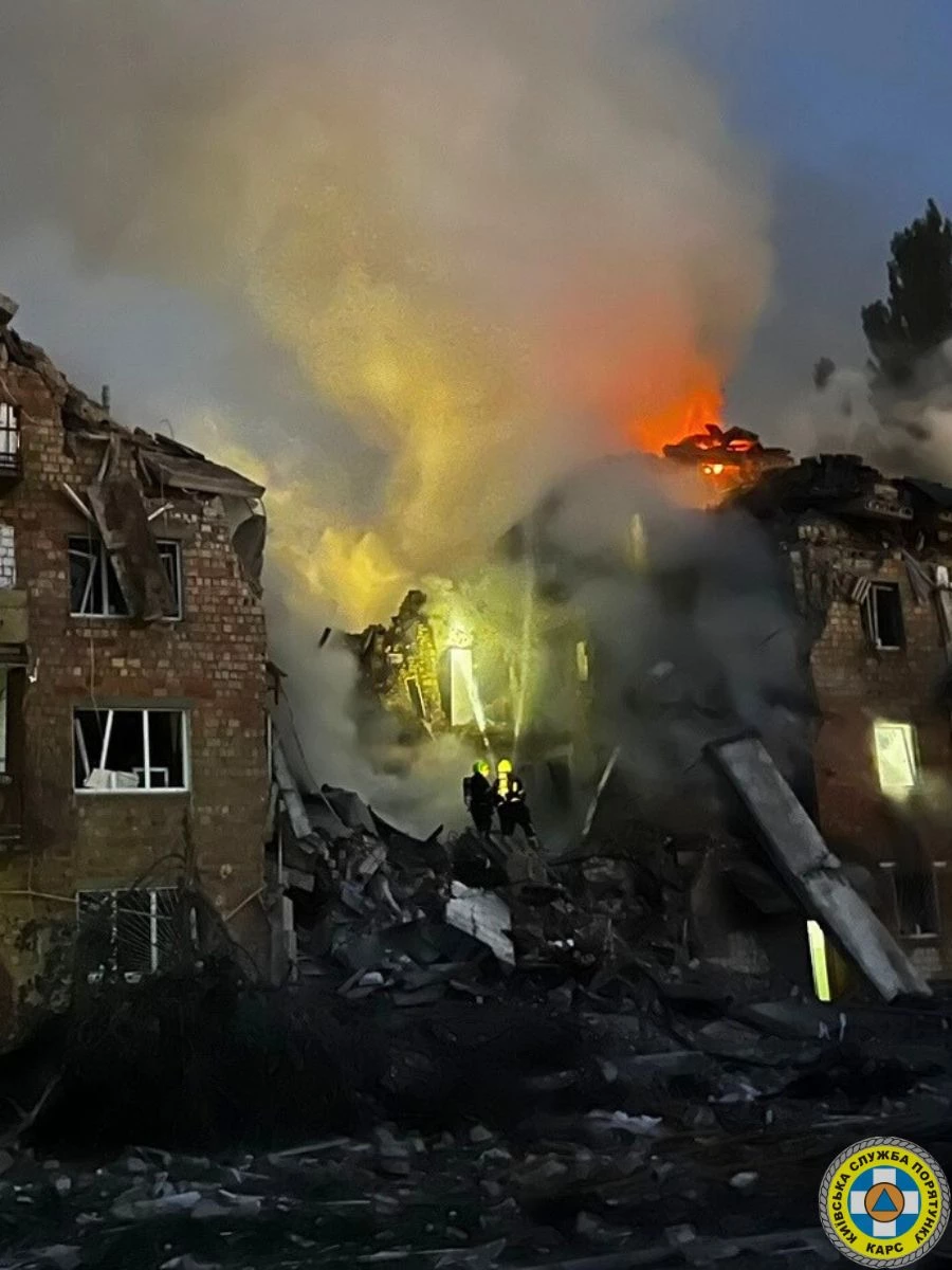 Комунальні служби ліквідовують наслідки нічної атаки на Київ