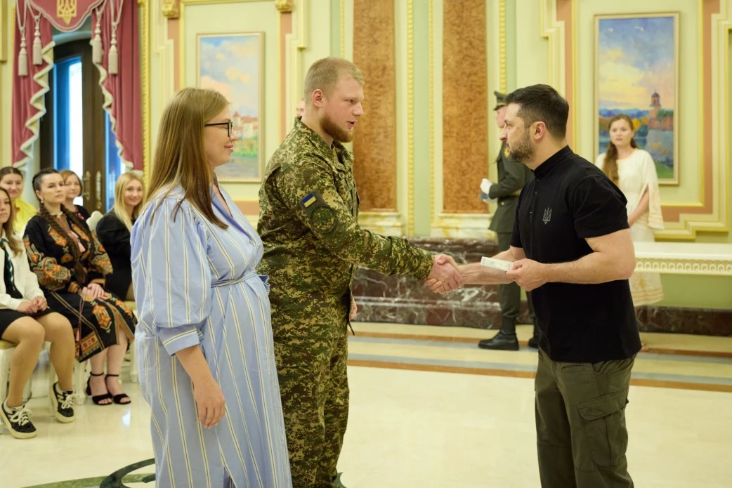 Президент вручив 20 сертифікатів на квартири Героям України та рідним полеглих захисників