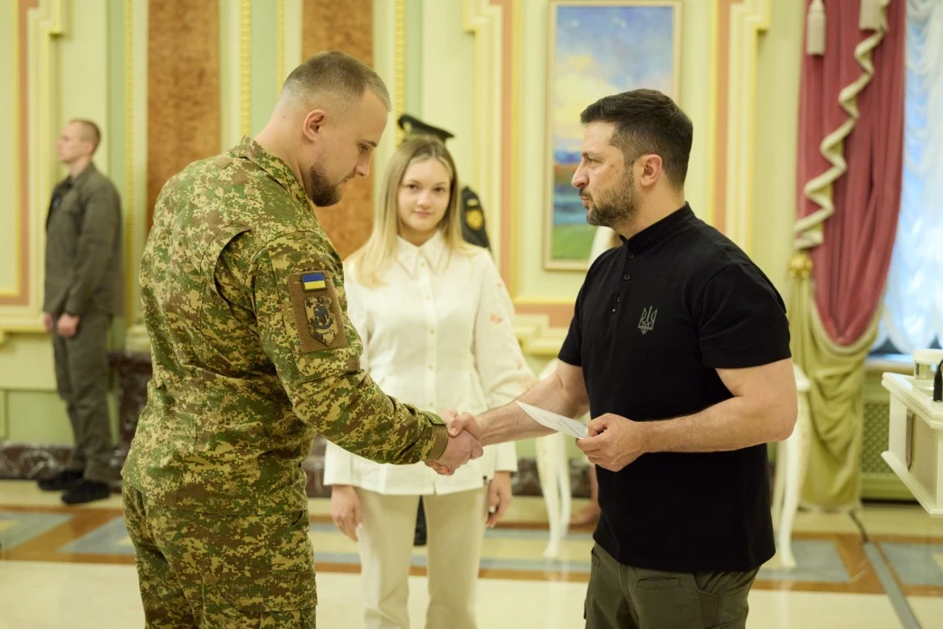 Президент вручив 20 сертифікатів на квартири Героям України та рідним полеглих захисників