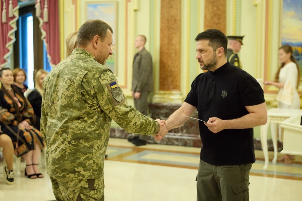 Президент вручив 20 сертифікатів на квартири Героям України та рідним полеглих захисників
