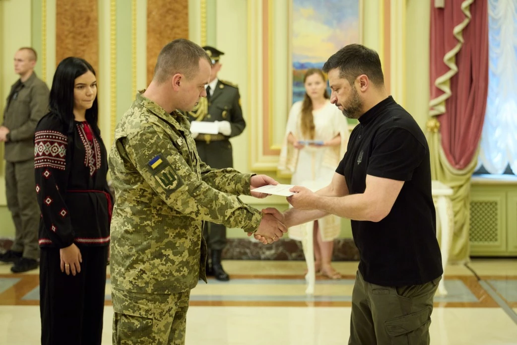 Президент вручив 20 сертифікатів на квартири Героям України та рідним полеглих захисників