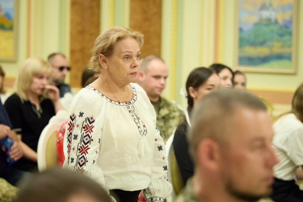 Президент вручив 20 сертифікатів на квартири Героям України та рідним полеглих захисників