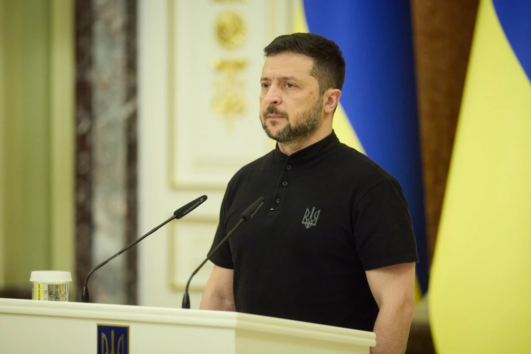 Президент вручив 20 сертифікатів на квартири Героям України та рідним полеглих захисників