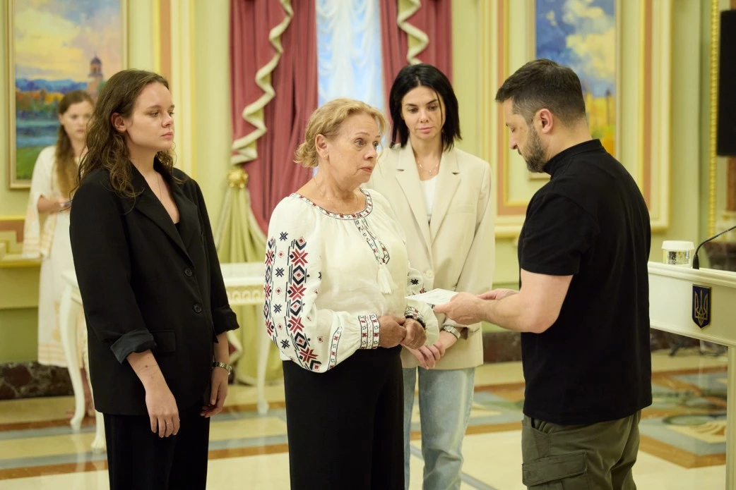 Президент вручив 20 сертифікатів на квартири Героям України та рідним полеглих захисників