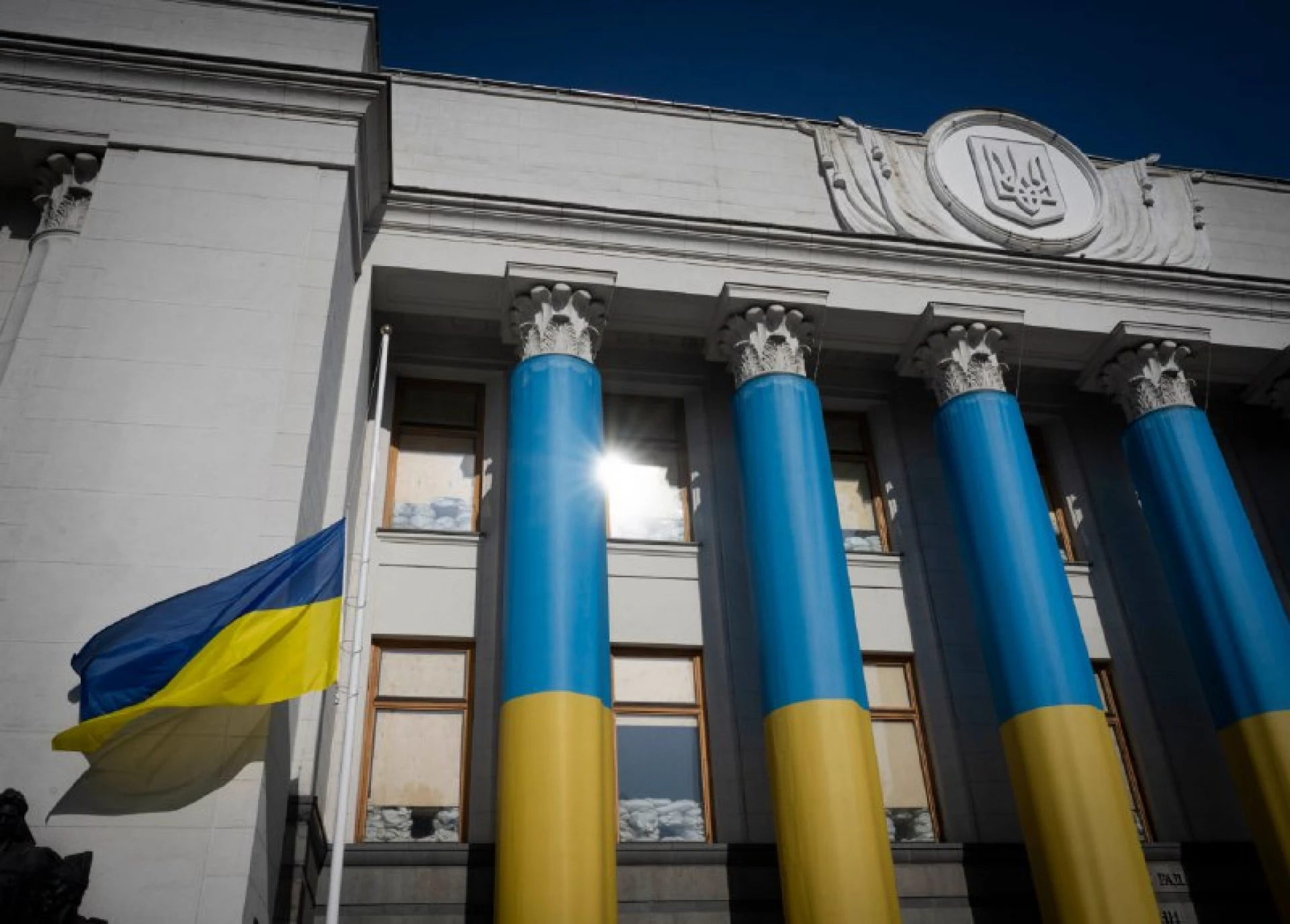 На будівлі Верховної Ради України приспустили Державний Прапор
