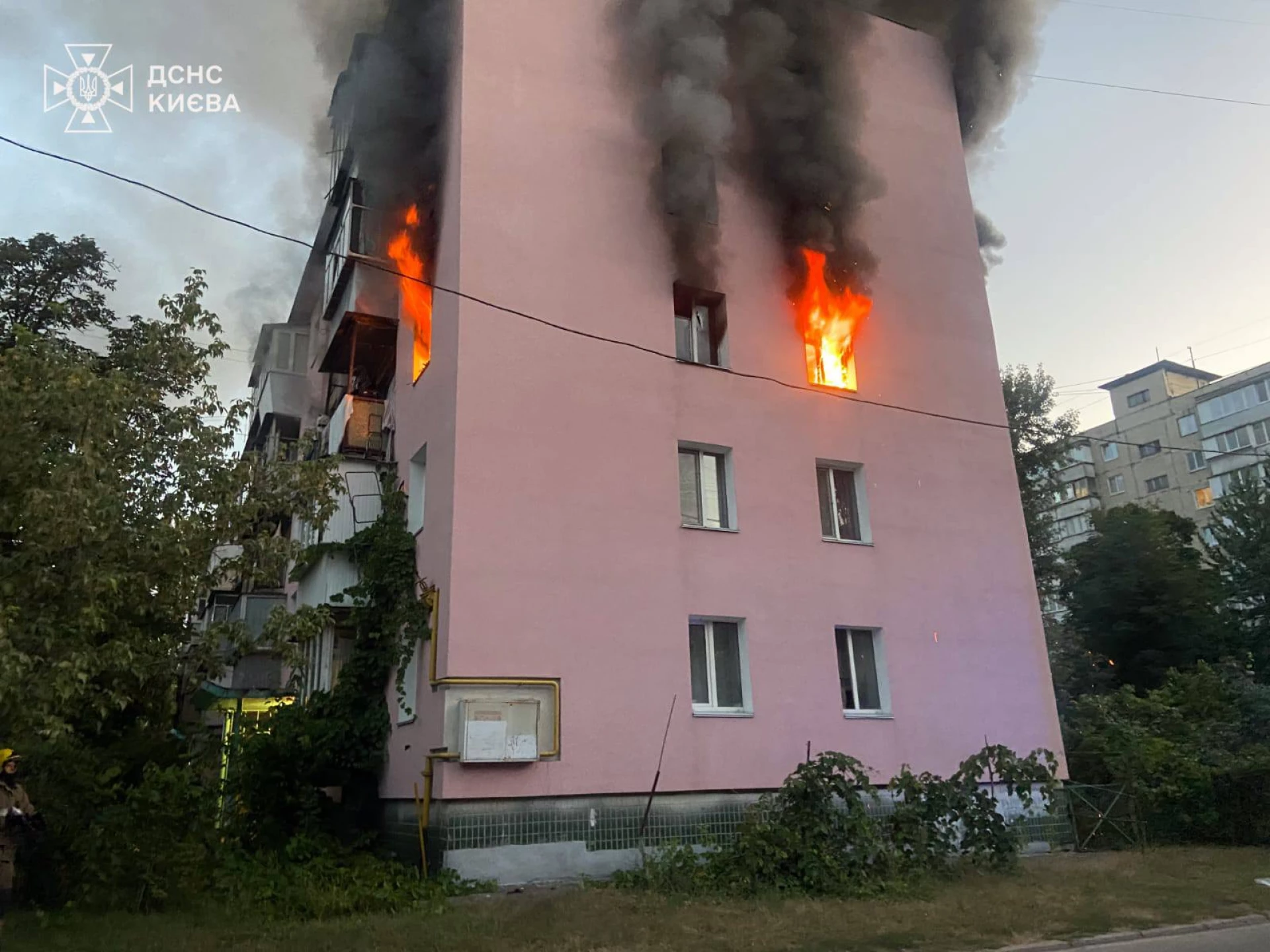 У столиці рятувальники ліквідували пожежу у квартирі житлового будинку