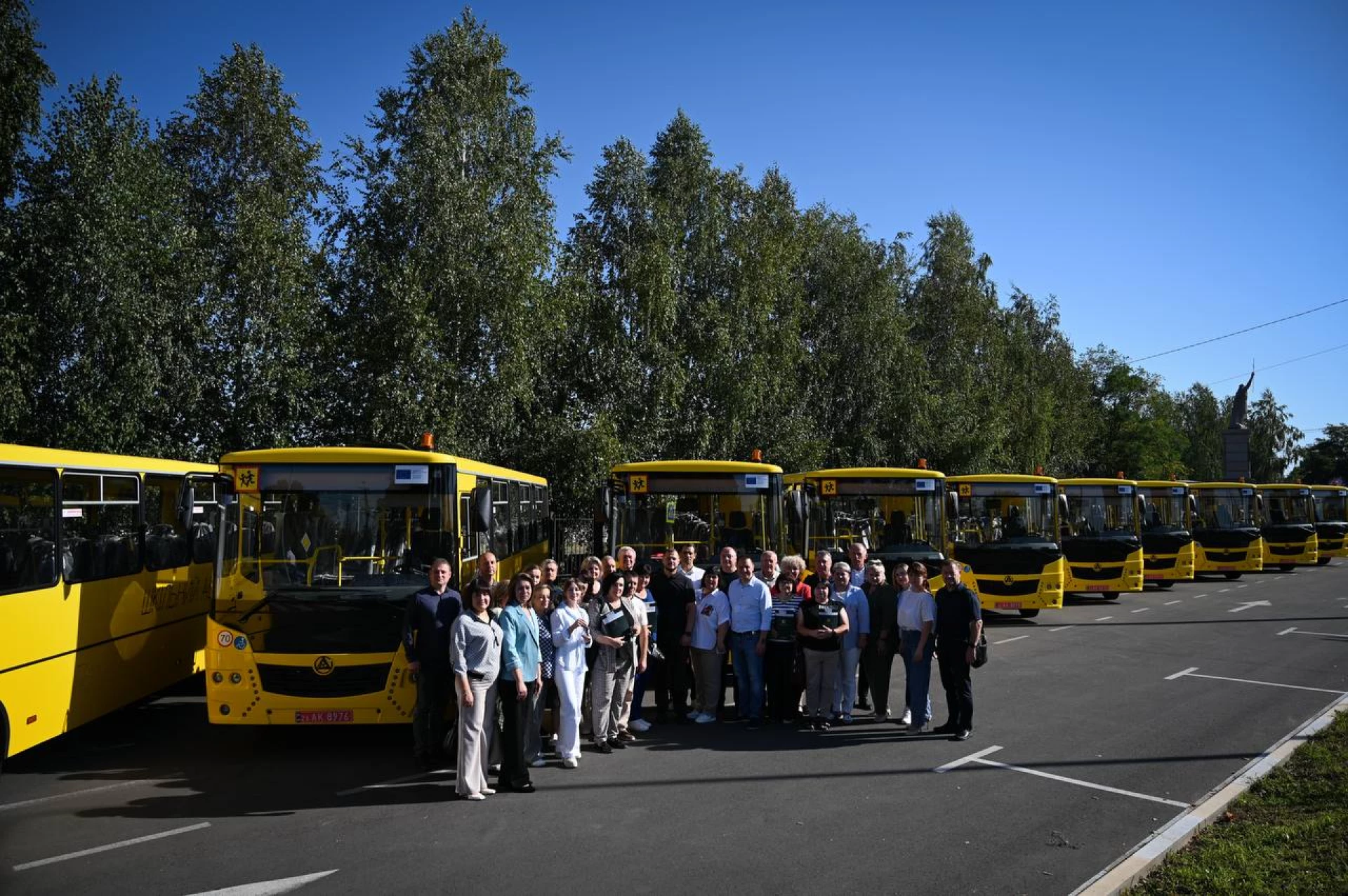 Десять громад Київщини отримали сучасні шкільні автобуси