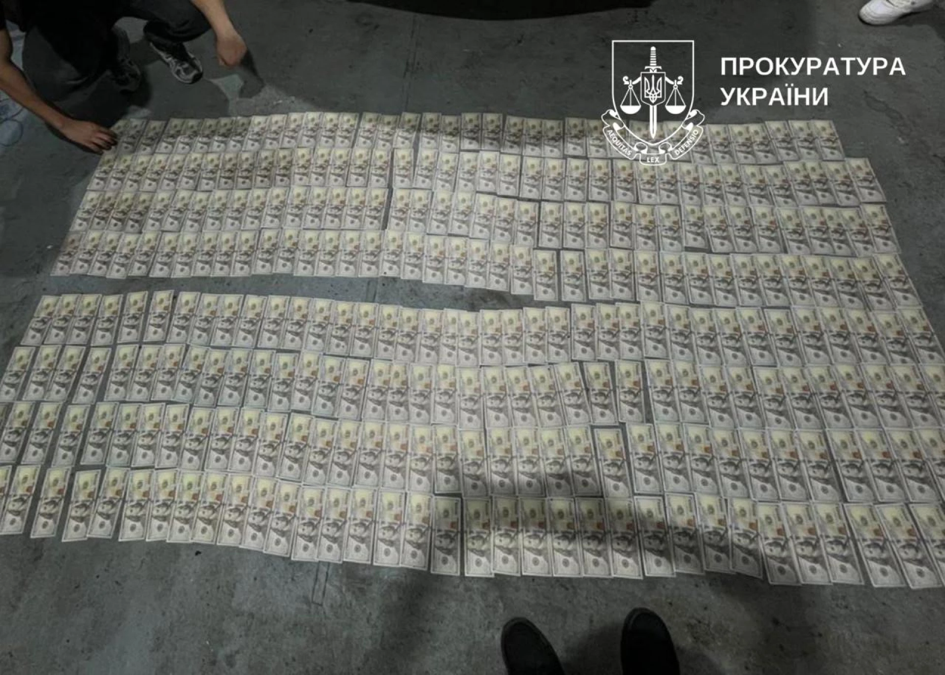 У Києві чоловік вимагав 30 тисяч доларів у керівника ексдружини