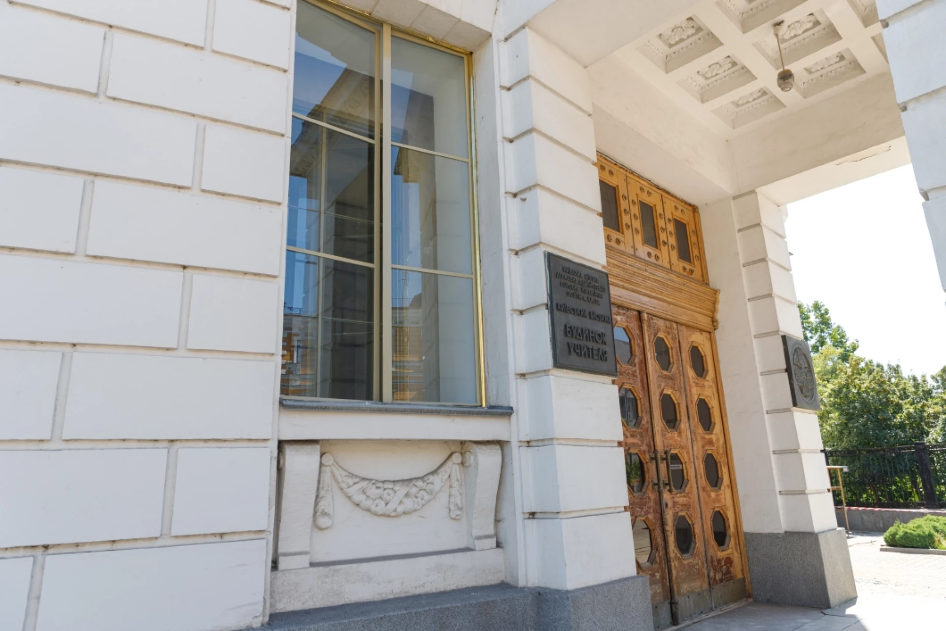У Києві реставратори виявили автентичні елементи на фасаді Будинку учителя