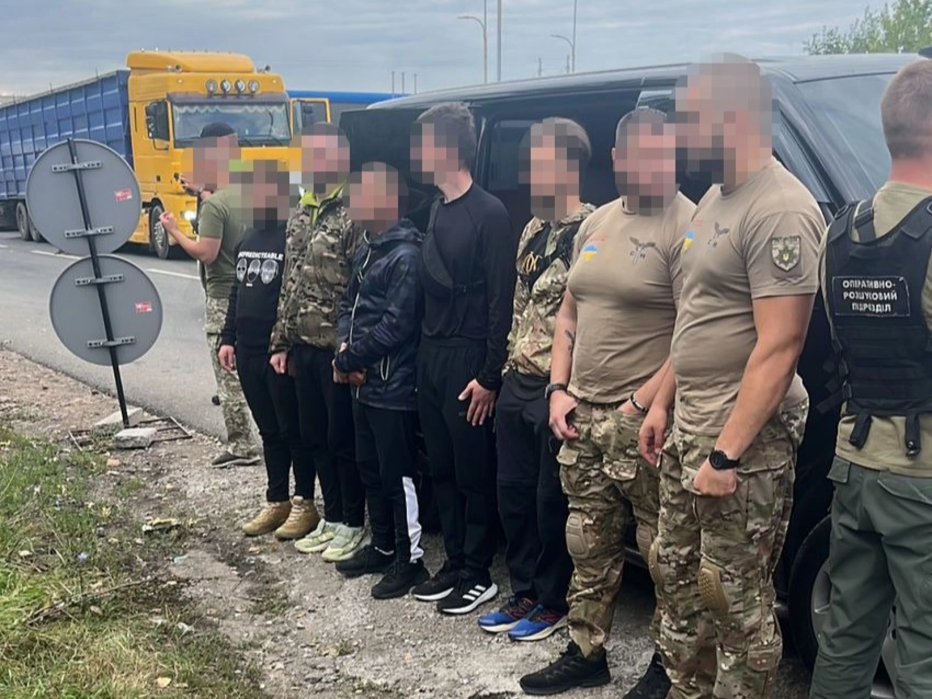 Столичного поліцейського підозрюють у перевезені ухилянтів під виглядом спецпризначенців