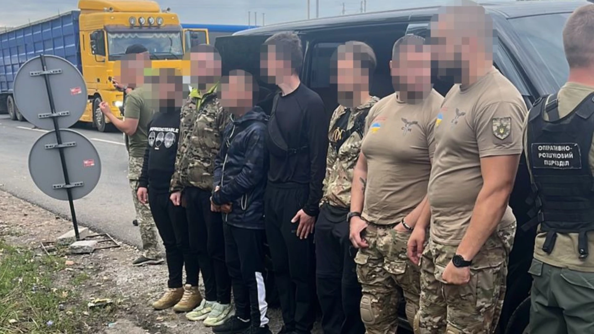 Поліцейський допомагав чоловікам тікати за кордон під виглядом спецпризначенців