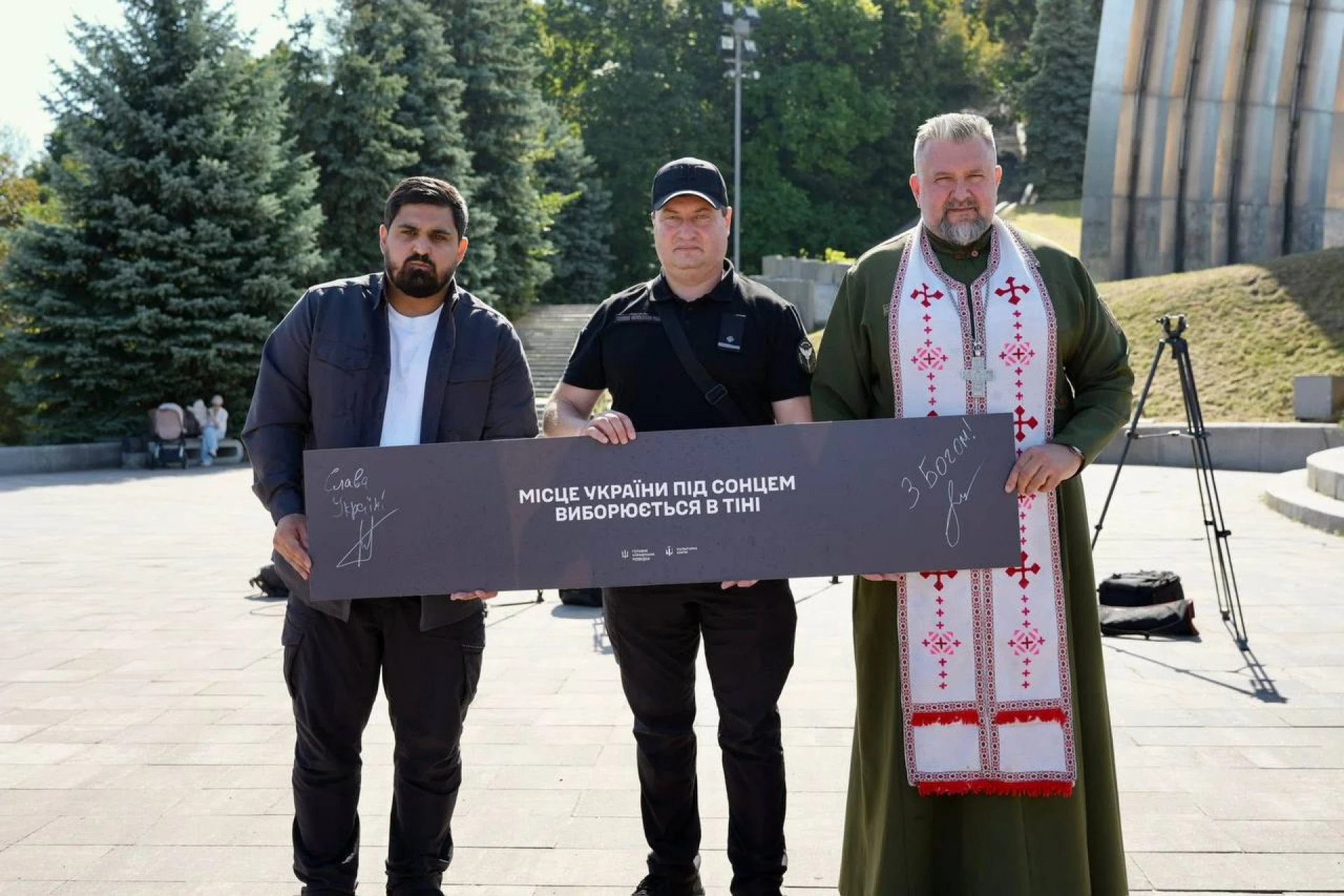 На Алеї захисників у столиці з’явився пам’ятний знак воїнам ГУР