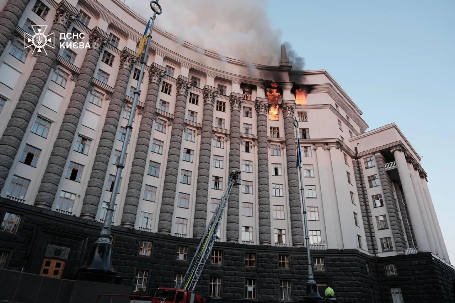 У Києві після удару росіян горіла будівля уряду
