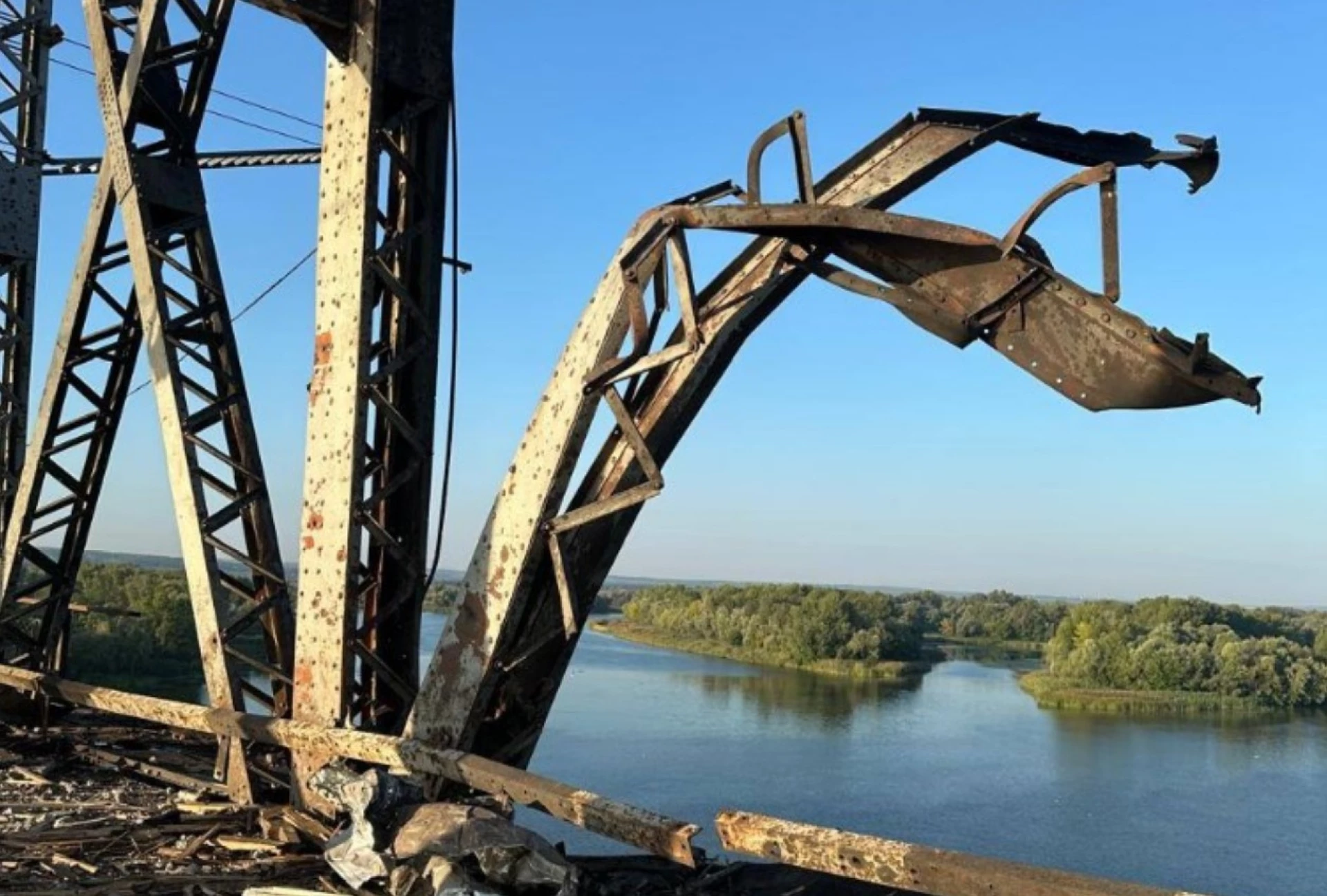 Відновили автомобільний рух мостом через Дніпро у Кременчуці