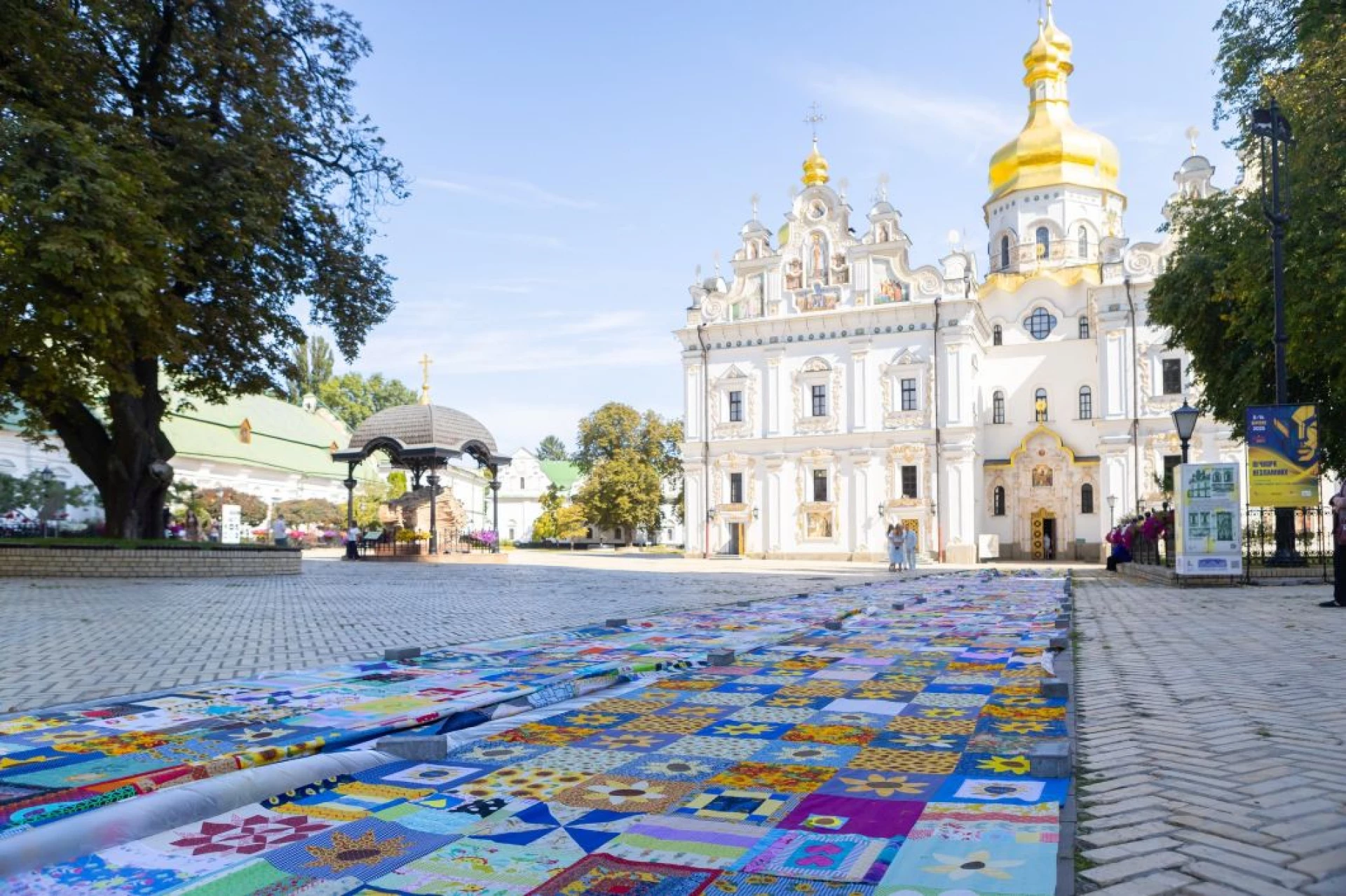 На території Лаври розгорнули частину найбільшої у світі клаптикової ковдри