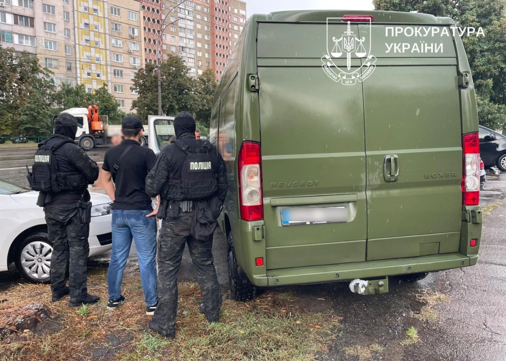 У Києві затримали жінку, яка продавала гуманітарні автівки для ЗСУ