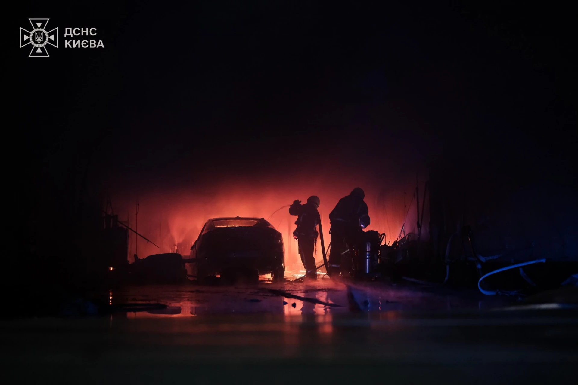 У Києві рятувальники ліквідували пожежу на СТО