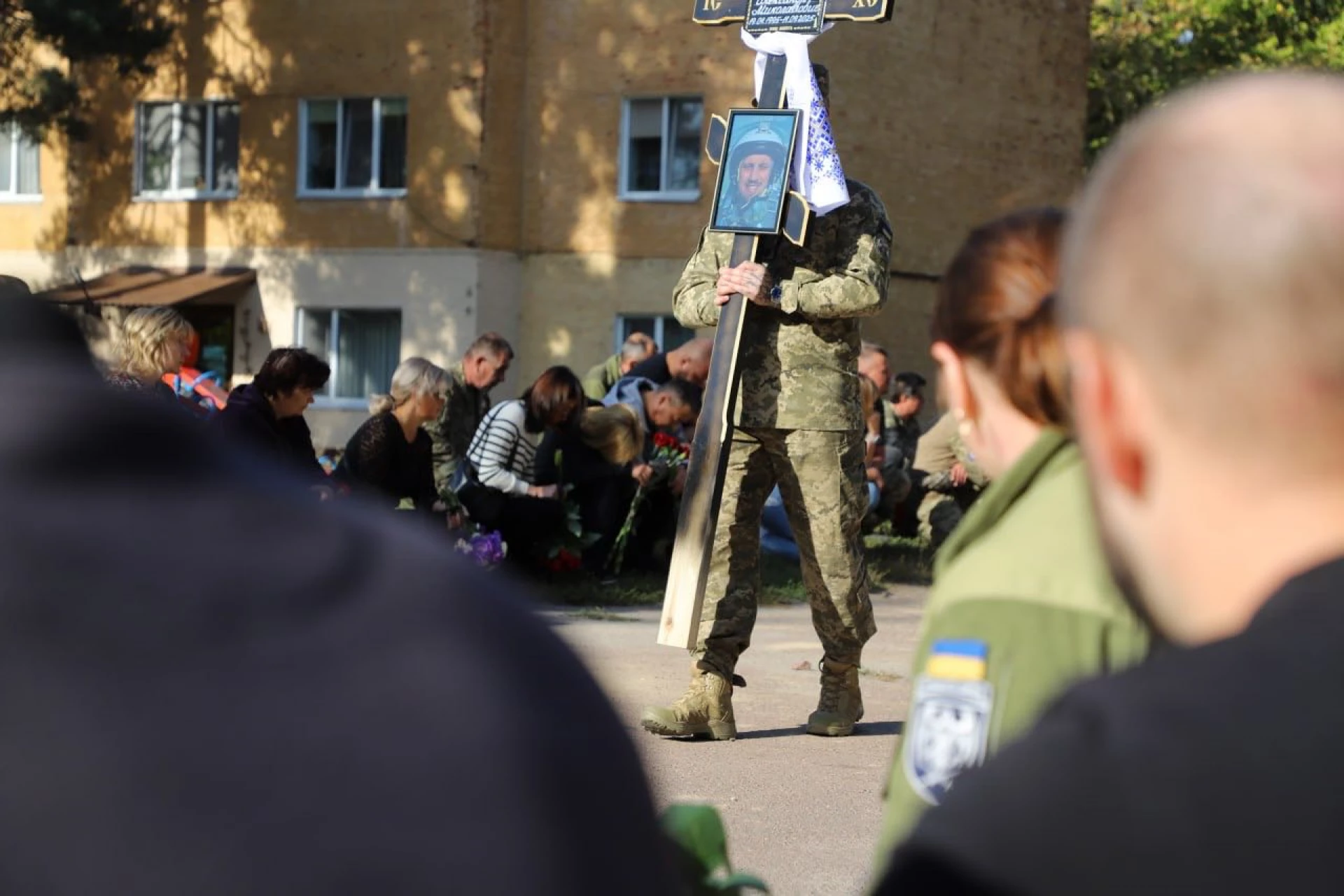 Мріяв про небо і віддав за нього життя: на Київщині простилися з льотчиком Олександром Боровиком