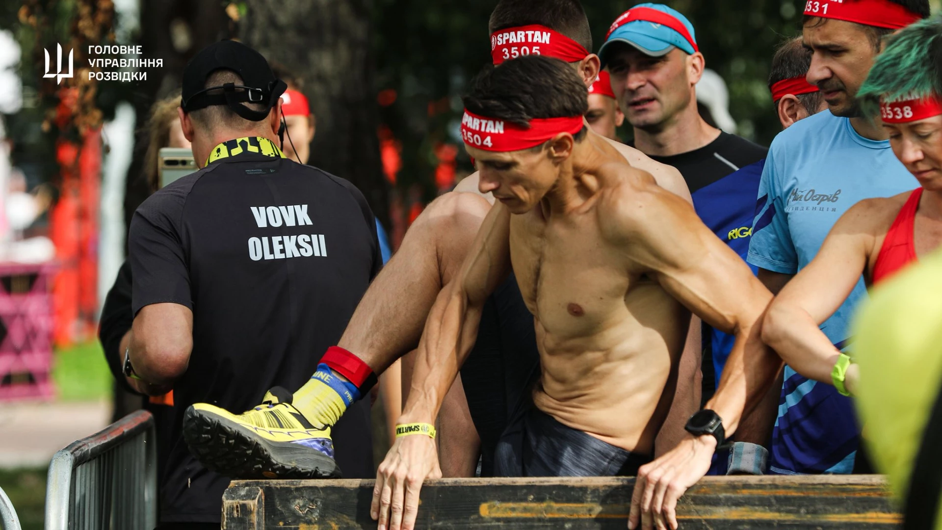 Багнюка, канати, екстрим: у Києві відбувся забіг Spartan на підтримку ГУР