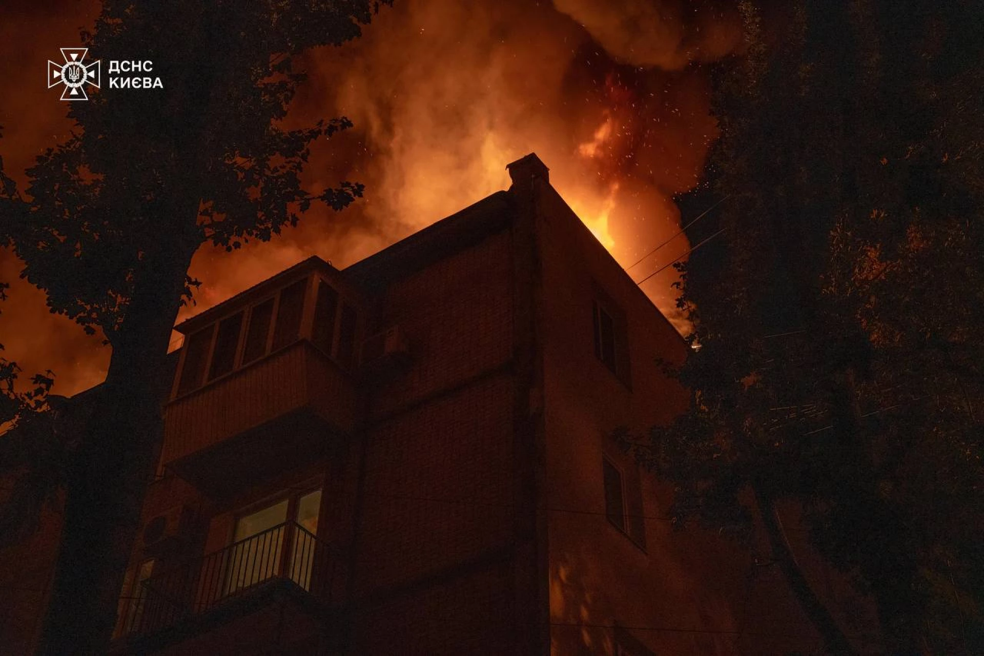 У Шевченківському районі рятувальники ліквідували займання покрівлі житлового будинку