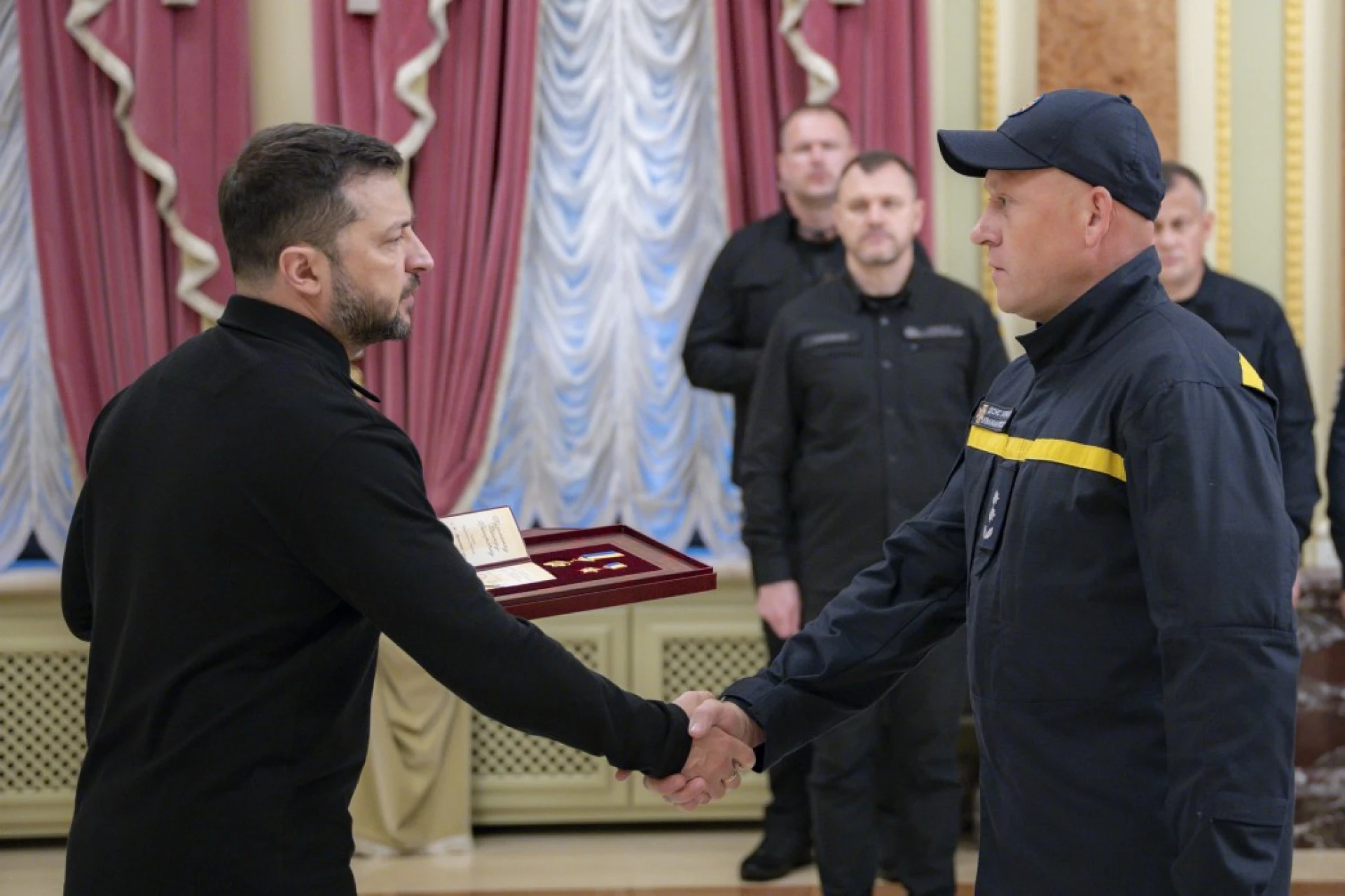 Зеленський присвоїв Героя України рятівнику Віктору Кузьменку