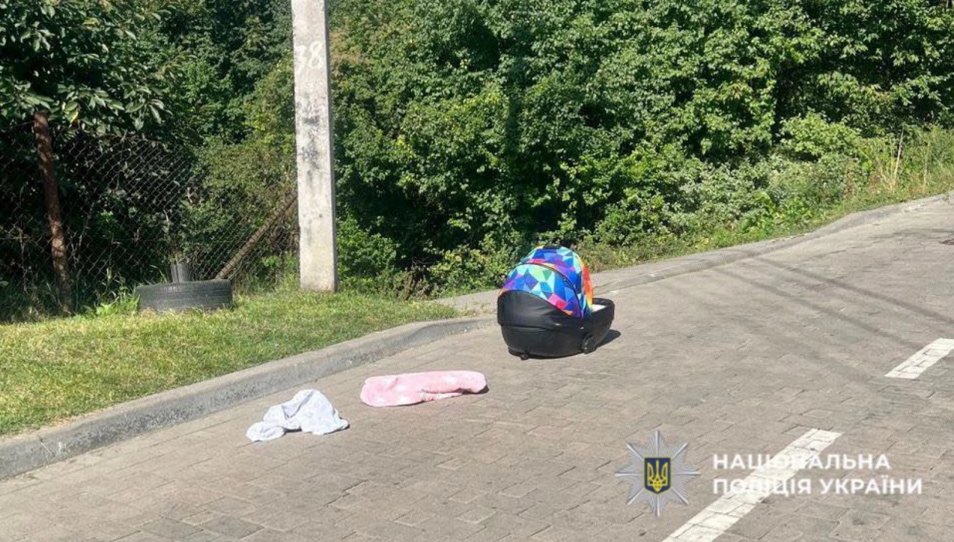 Судитимуть тата, який у Львові забув люльку з дитиною на даху авто і поїхав