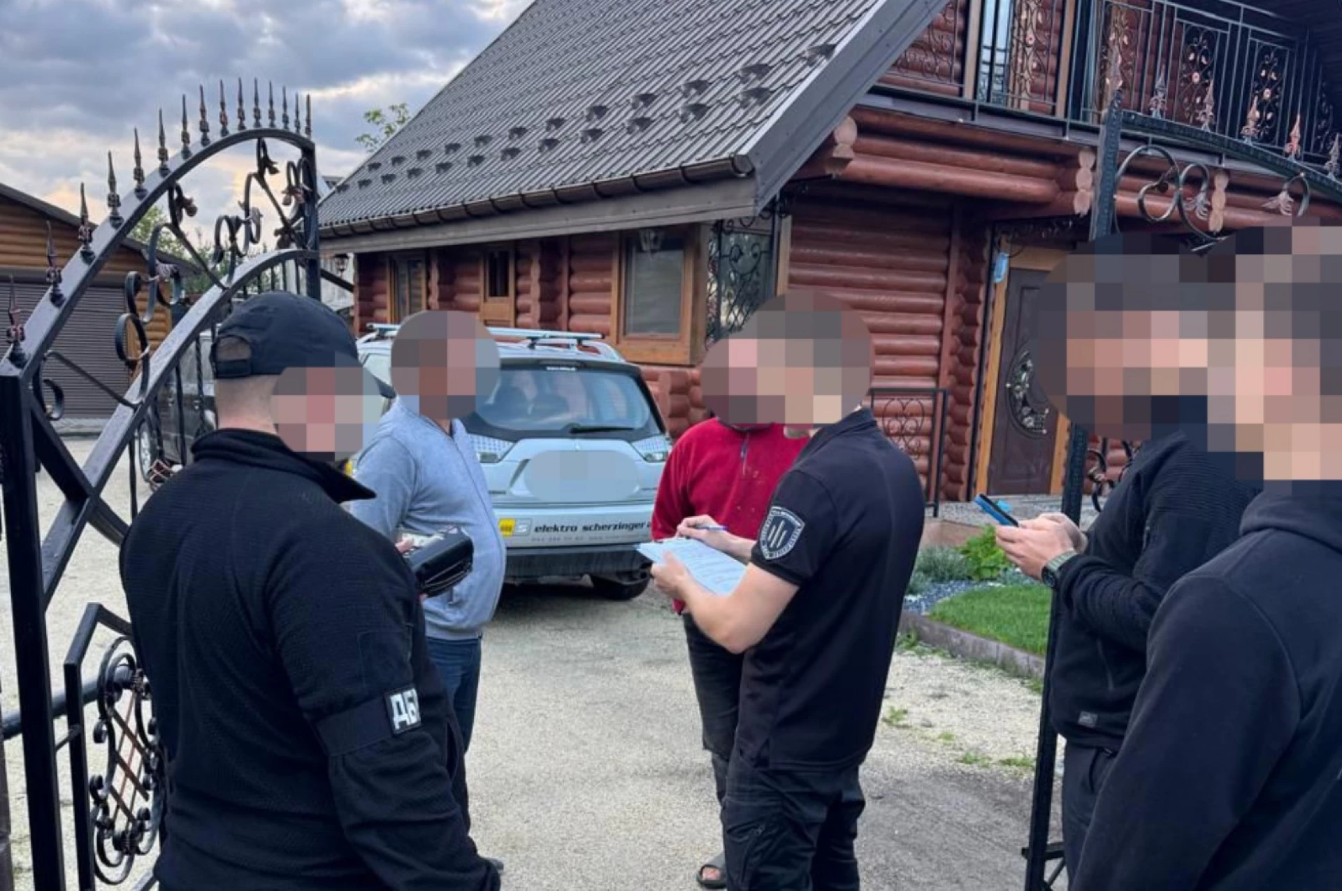 Затримали командира військової частини, який змушував підлеглих будувати йому будинок