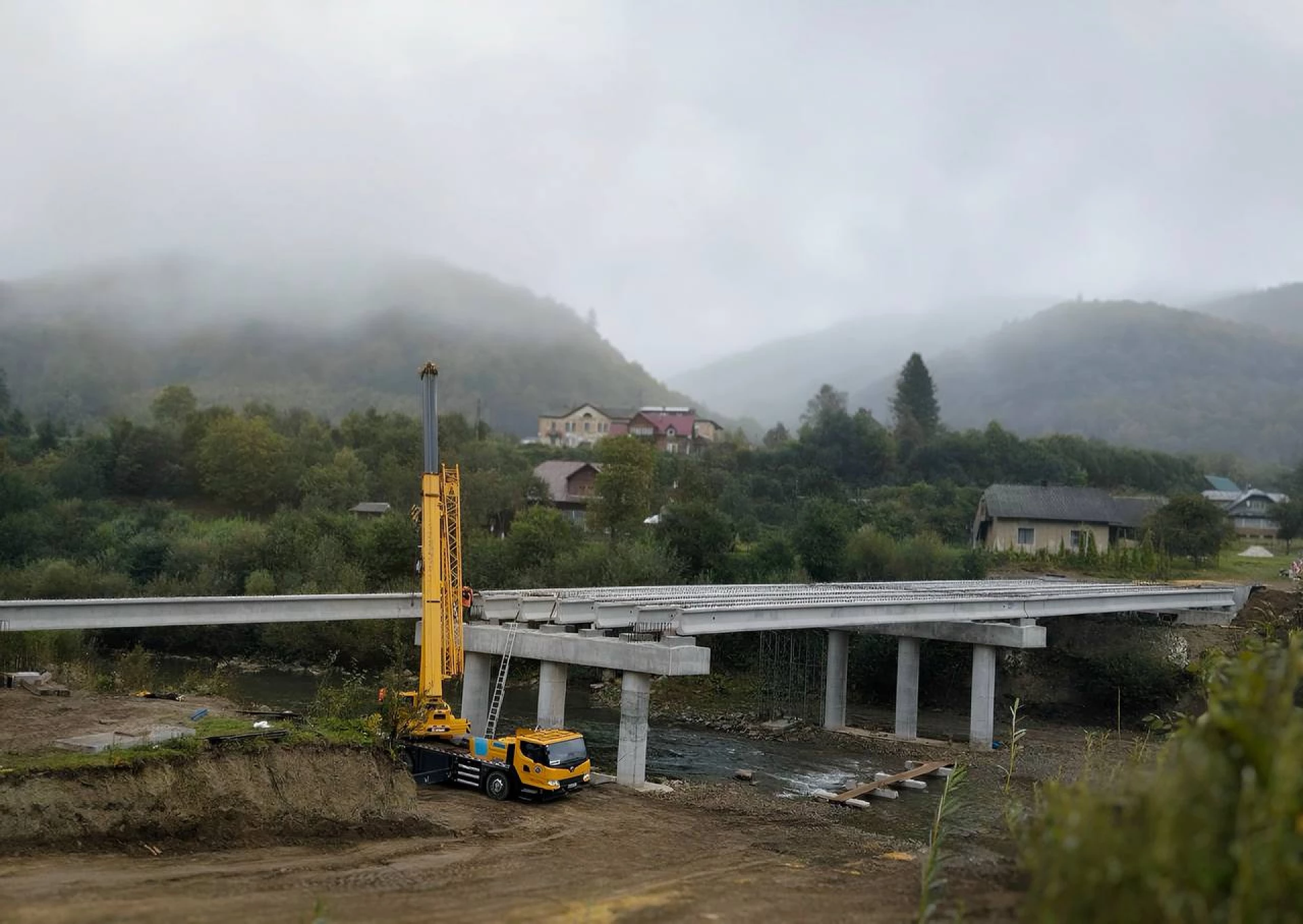 Новий міст будують через річку у Львівській області, на шляху до Славського
