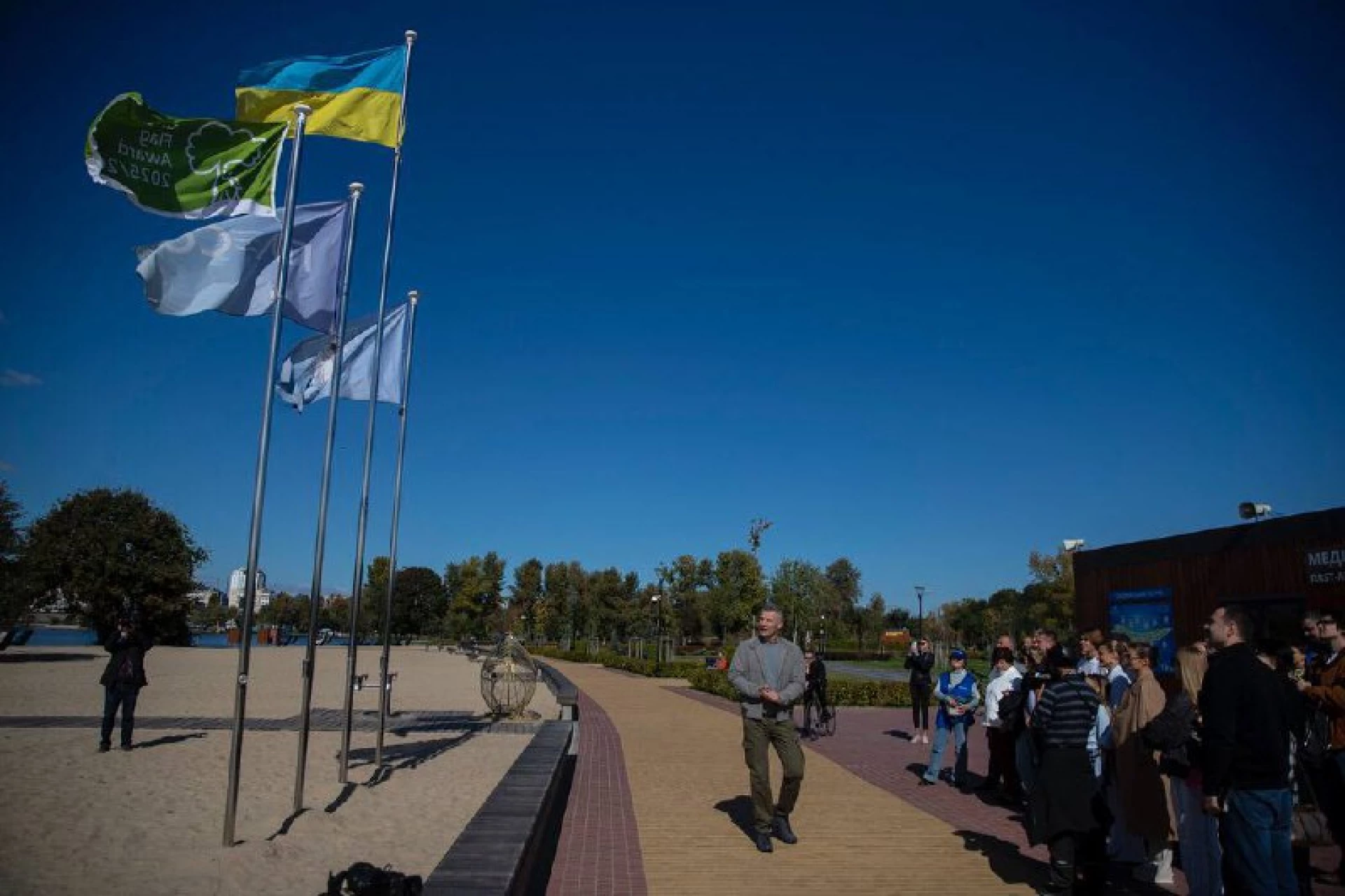 У Києві на Оболонському острові підняли перший в Україні Зелений прапор