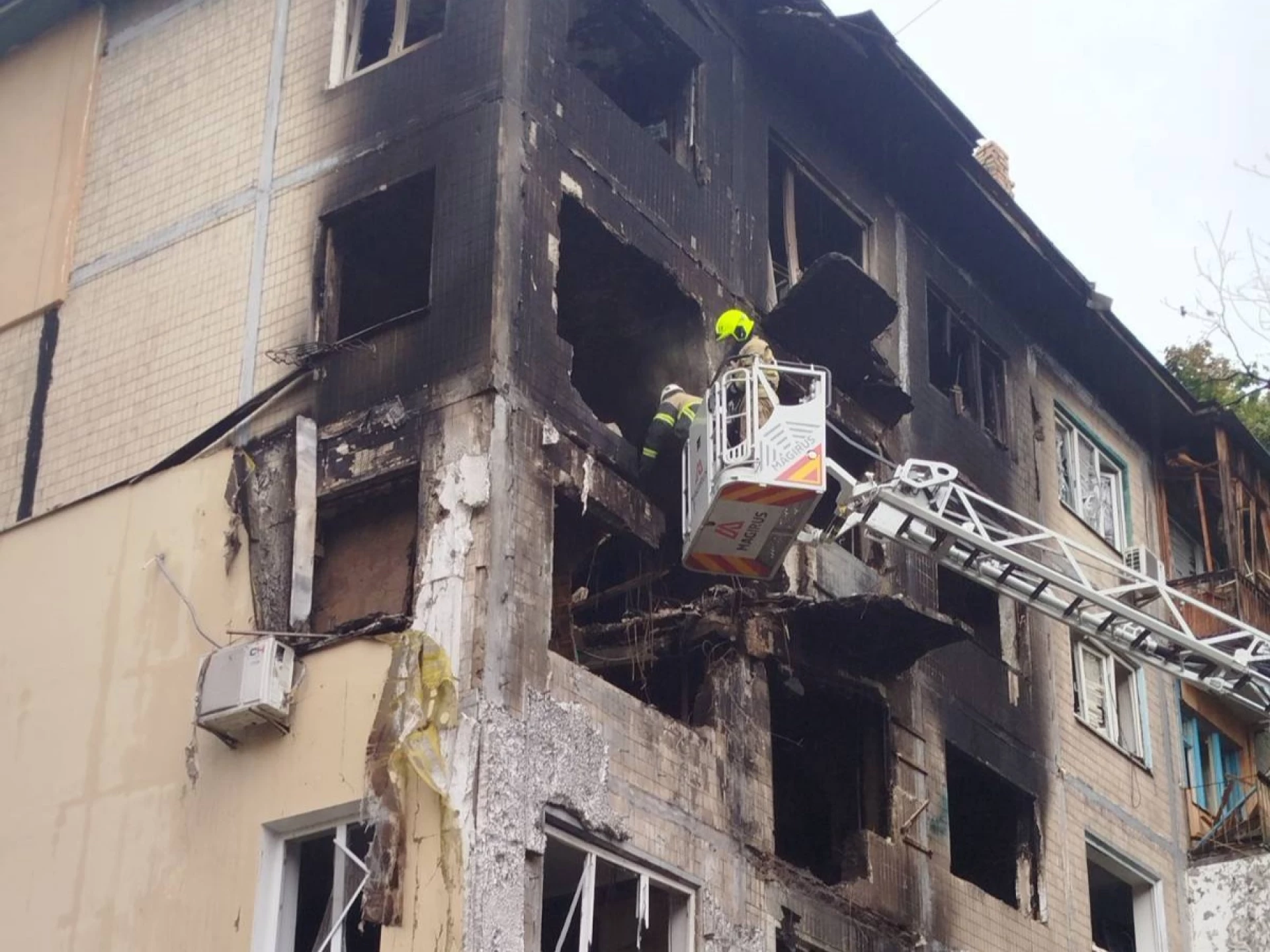 У Києві триває ліквідація наслідків масованої атаки ворога