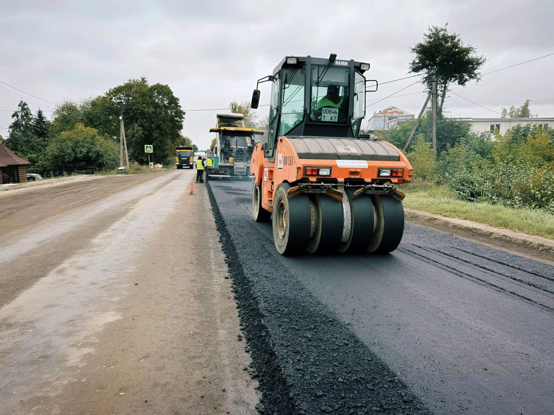 На Прикарпатті ремонтують дорогу національного значення