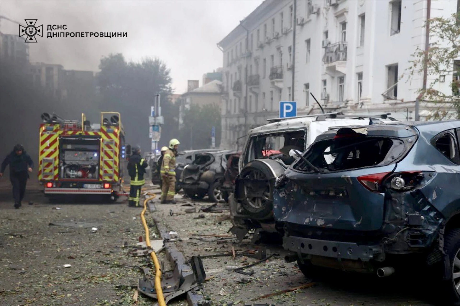 «Росія повинна відповідати за те, що робить», – Зеленський показав кадри з атакованого Дніпра