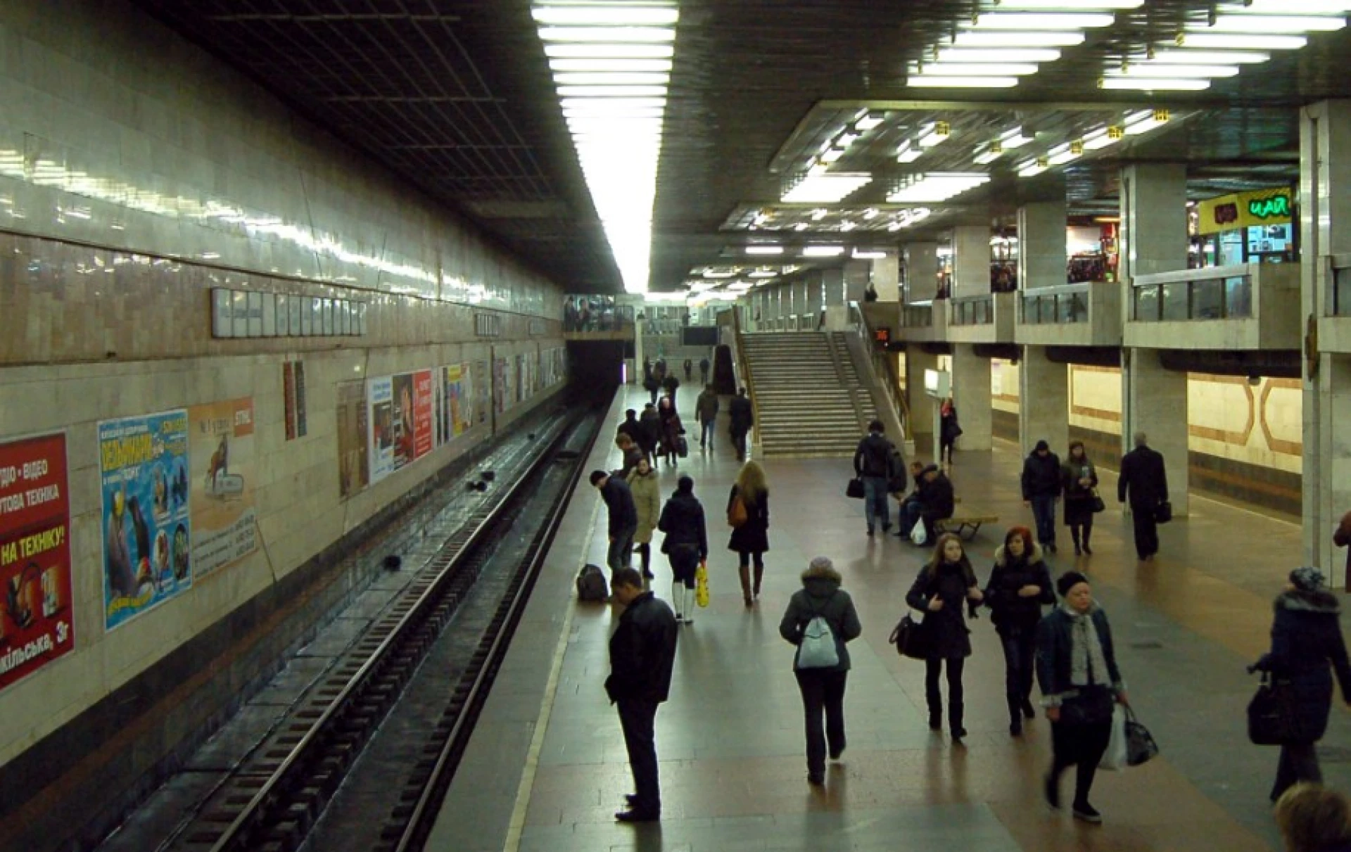 Людина впала на колії у столичному метро