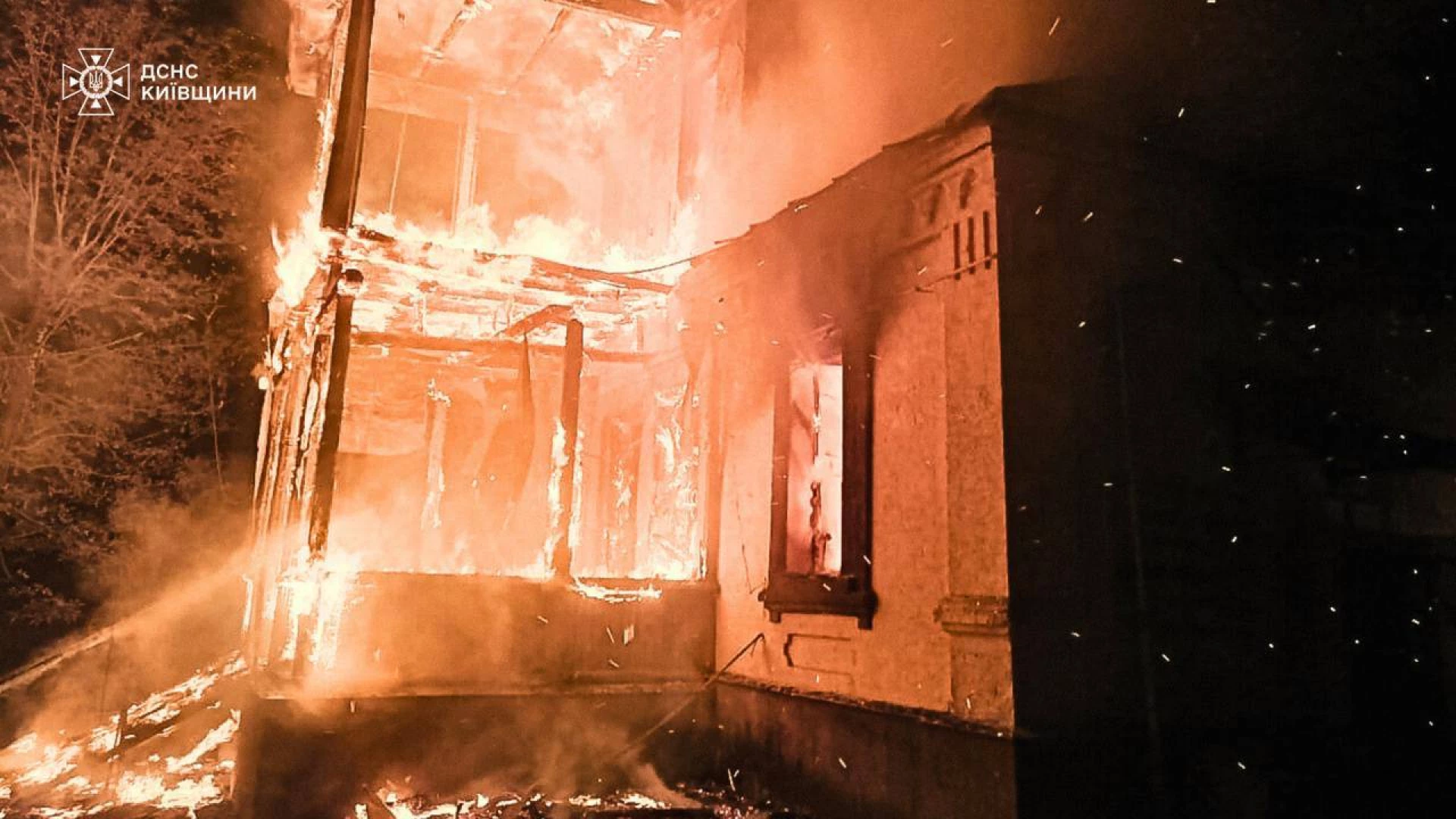 Внаслідок ворожого обстрілу на Київщині виникла пожежа