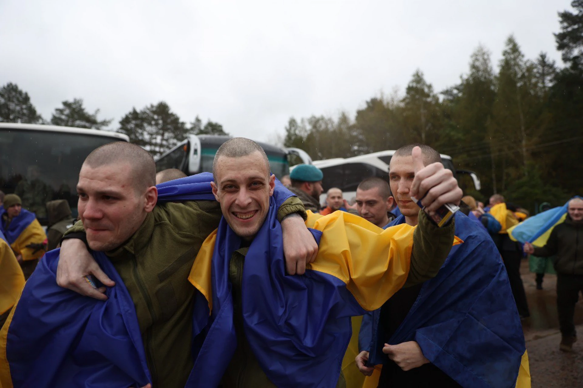Відбувся обмін полоненими: 185 українців повернулися додому