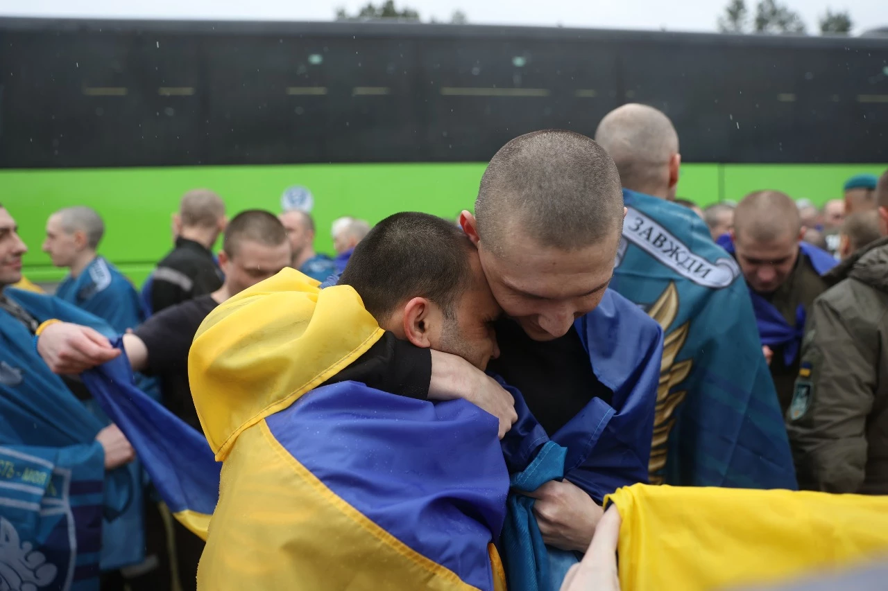 Україна повернула 185 військових та 20 цивільних громадян
