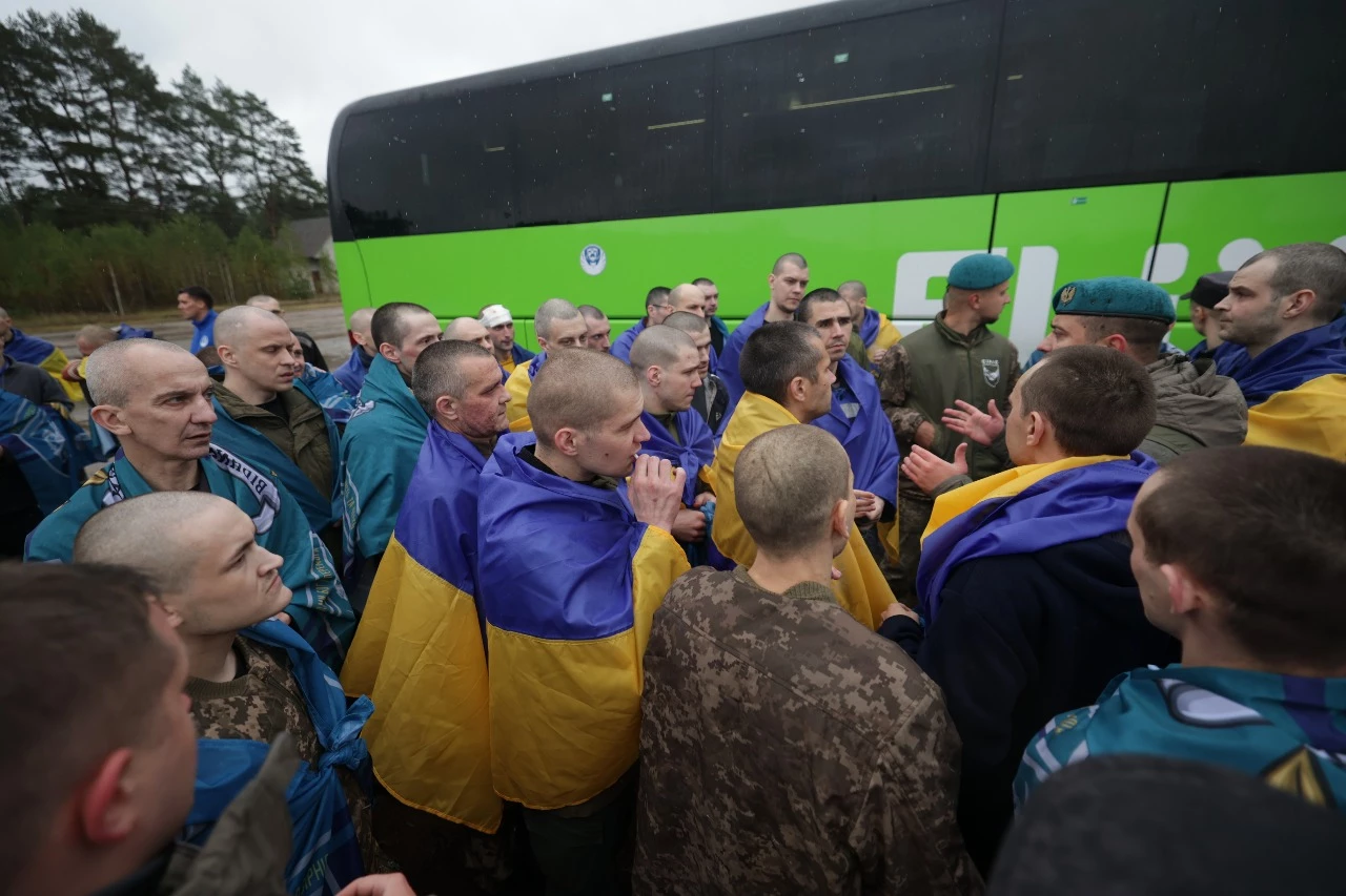 Україна повернула 185 військових та 20 цивільних громадян