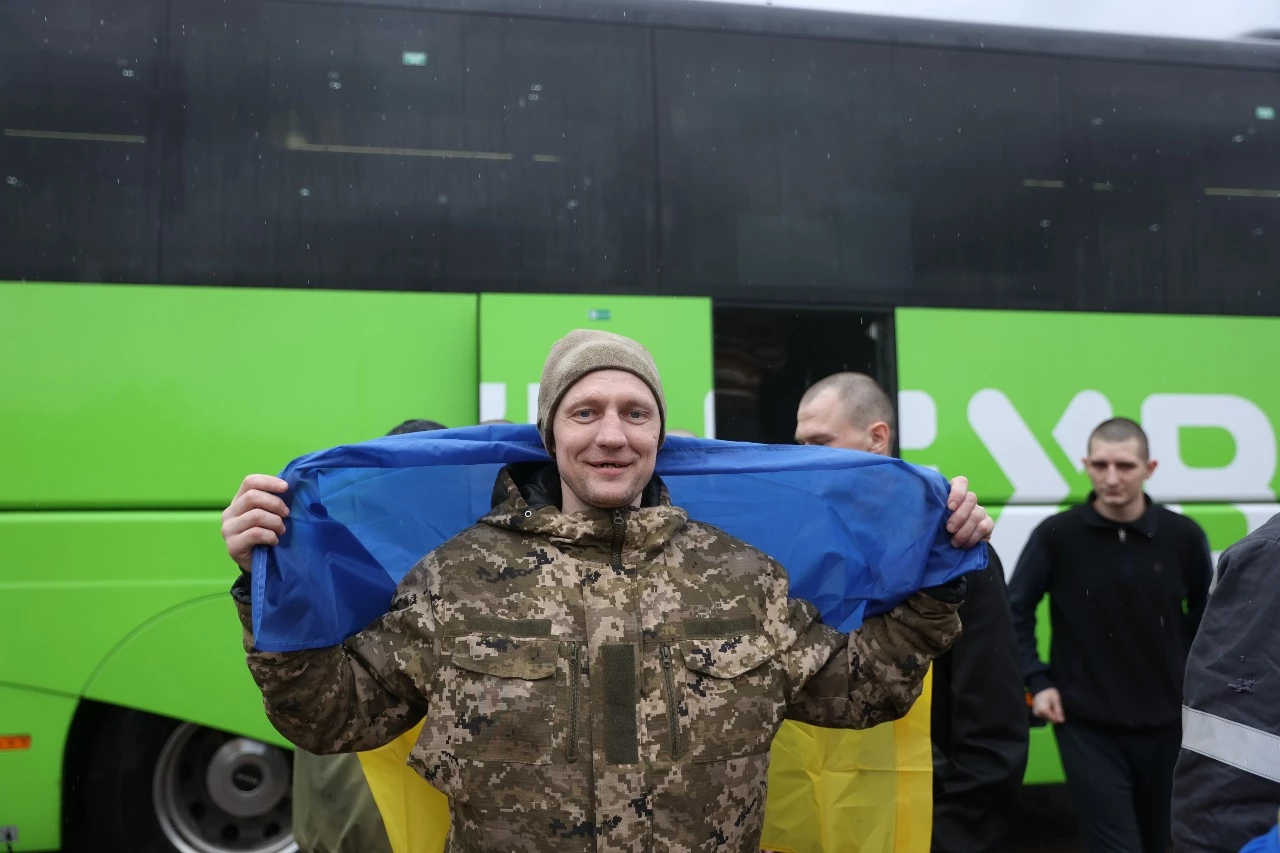 Україна повернула 185 військових та 20 цивільних громадян