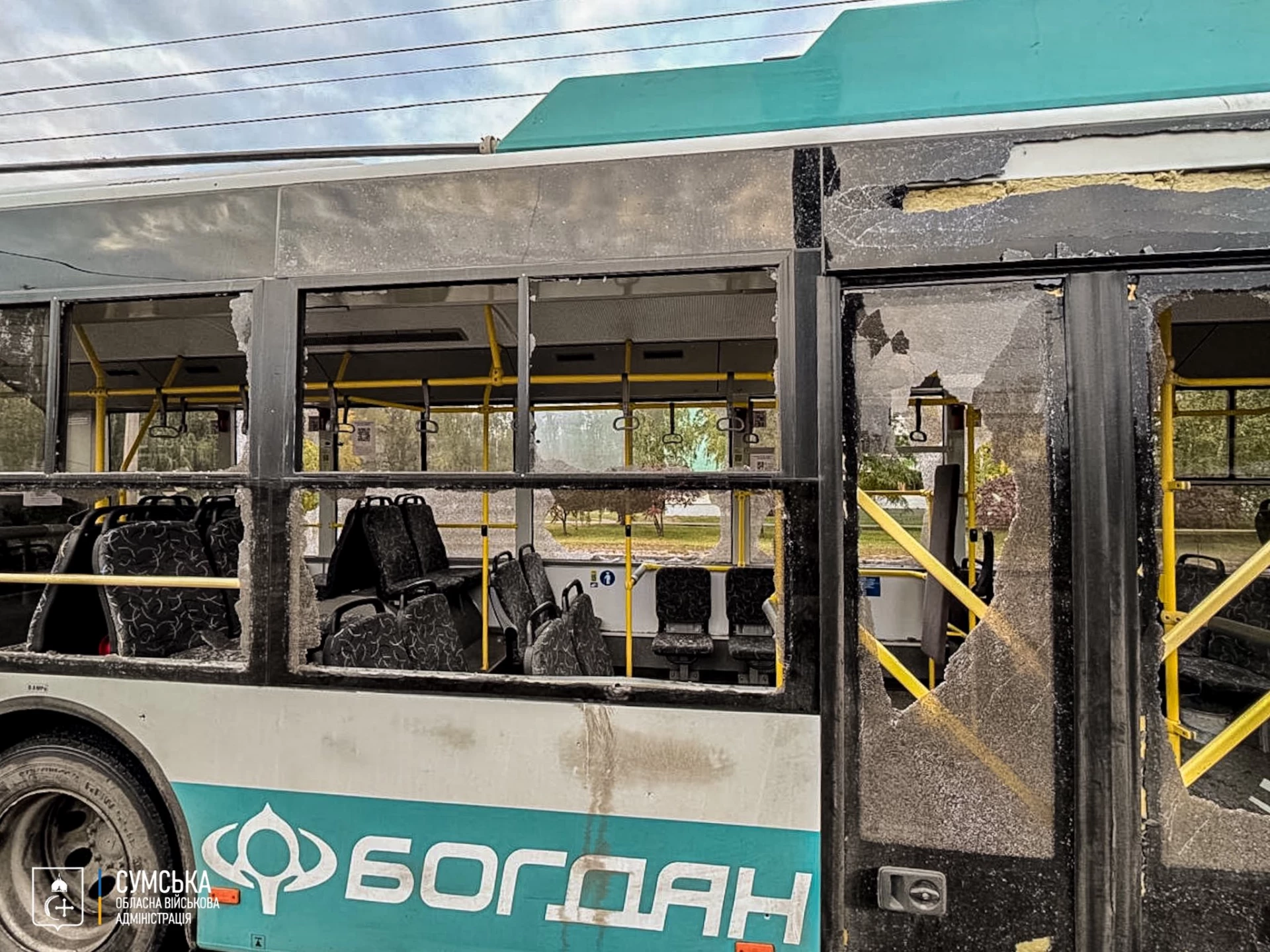 Під ранкову атаку ворога у Сумах потрапив тролейбус