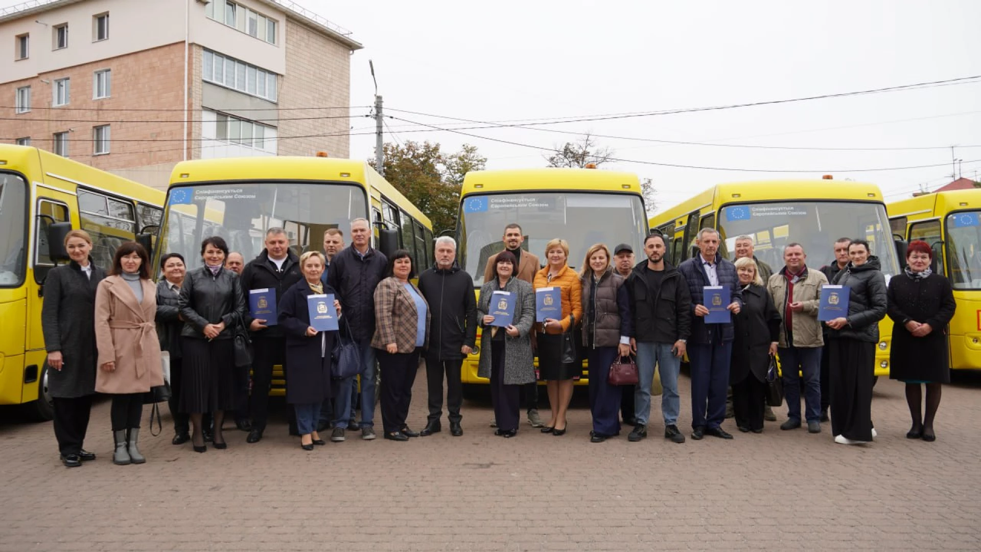 Шість громад Київщини отримали нові шкільні автобуси