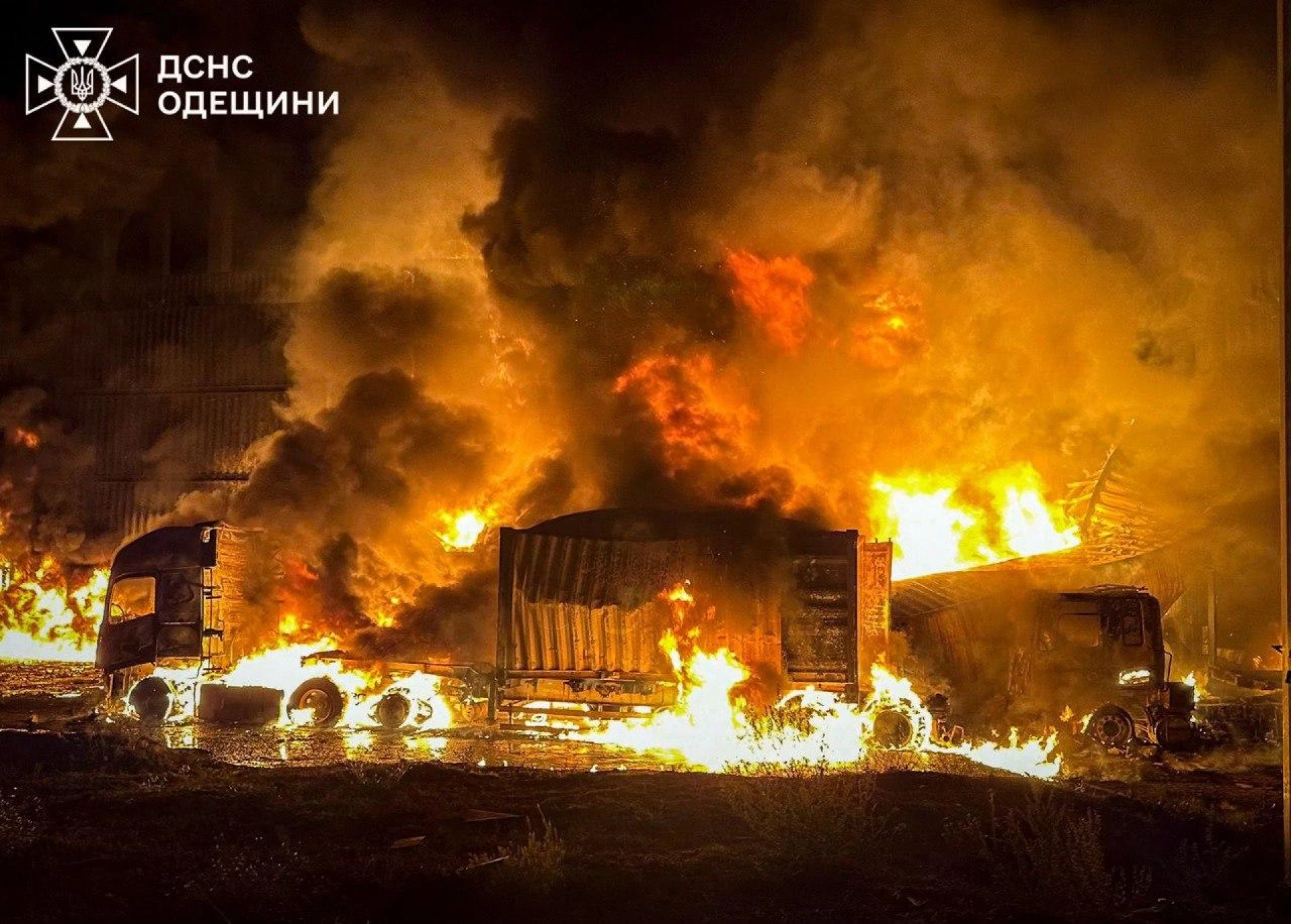 У порту Одеси внаслідок обстрілу горіли контейнери з олією. Відео