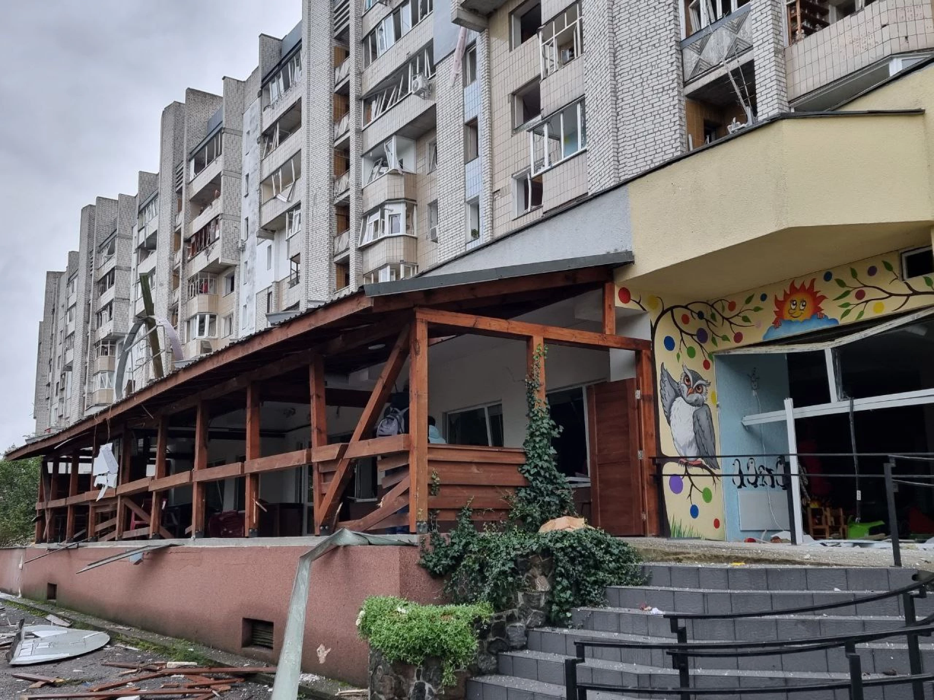 У Каневі перекрили рух через ГЕС, є пошкодження будинків. Фото