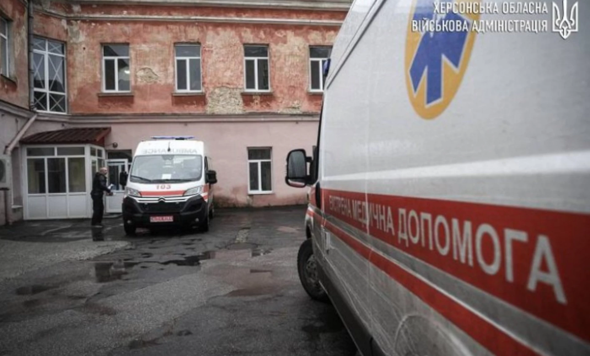 Ворог вдарив по автомобілю швидкої допомоги у Херсоні