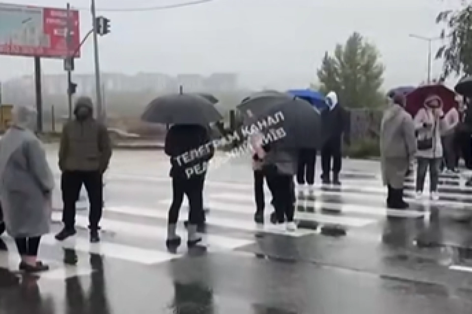 Софіївська Борщагівка другу добу без світла і води: мешканці перекрили дорогу