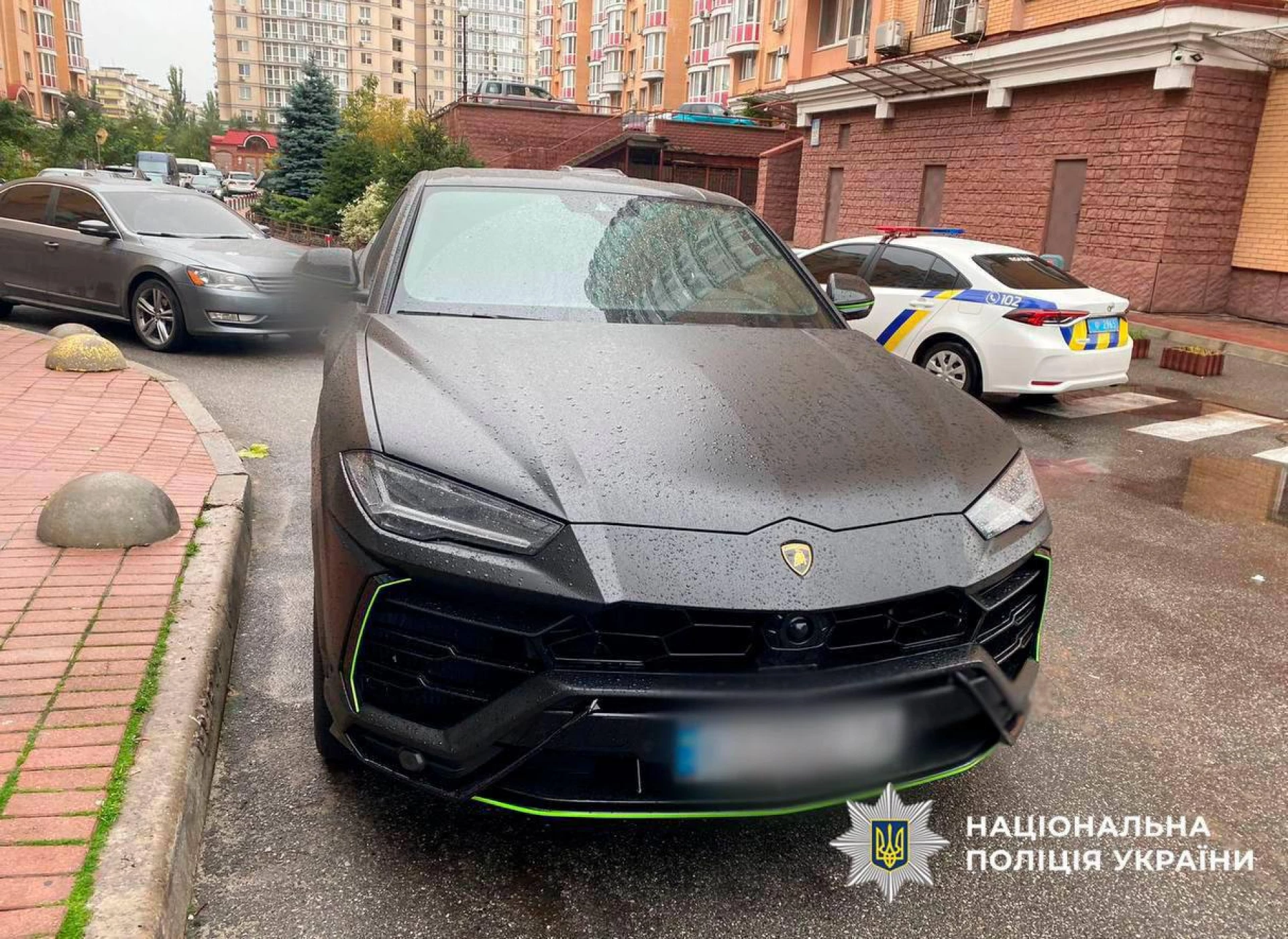 У Києві в автомобілі виявили блогера з вогнепальним пораненням голови