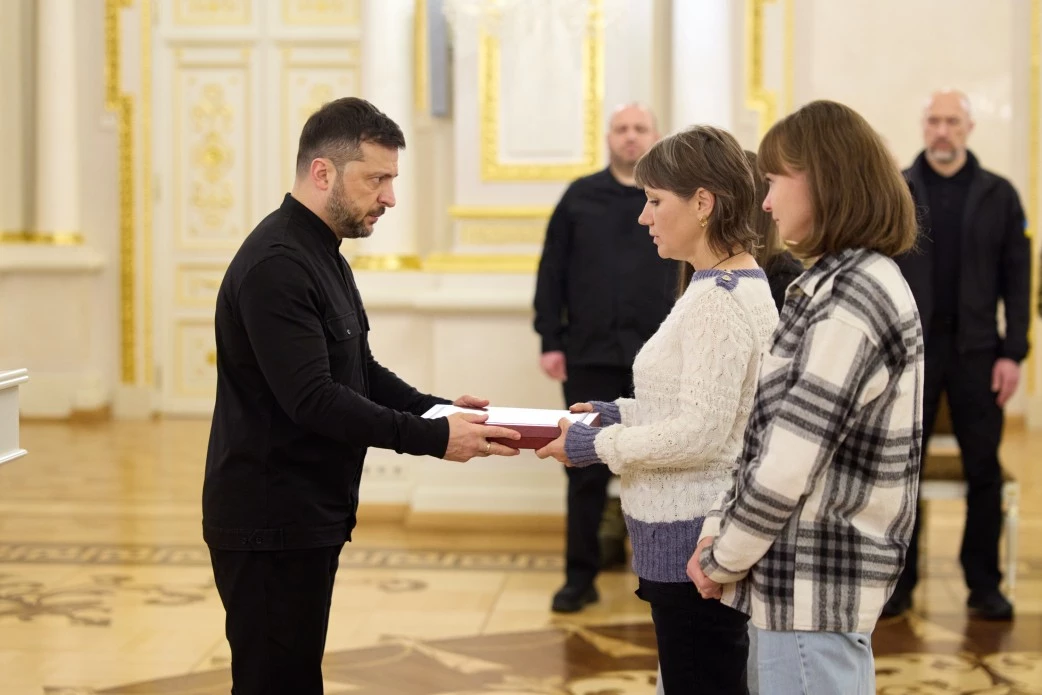 Зеленський вручив військовим ордени «Золота Зірка» та передав нагороди рідним загиблих Героїв